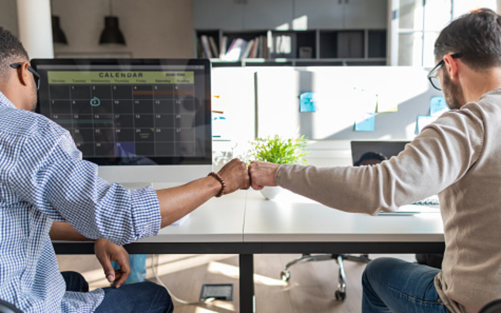 Подбор персонала. Обмен иконка. Ведущий иконка. Рекрутер картинка. Офис с сотрудниками.