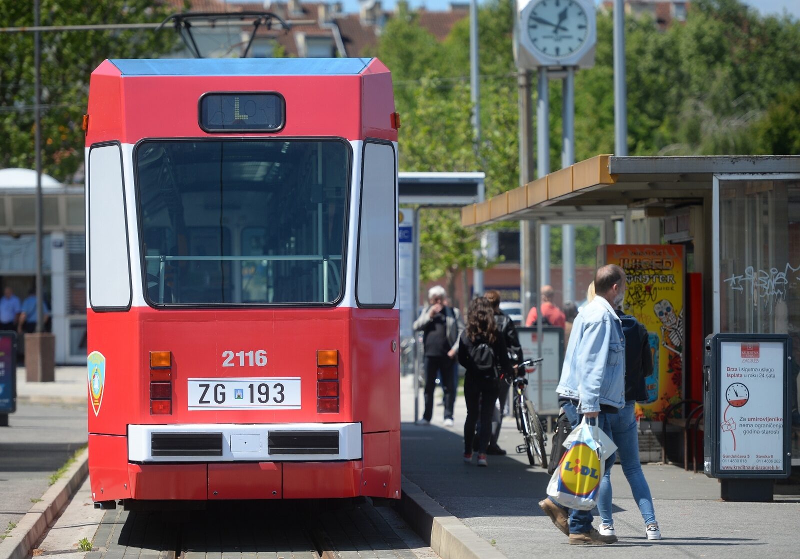 Zagreb: U čast vatrogascima u promet pušten posebno oslikan tramvaj