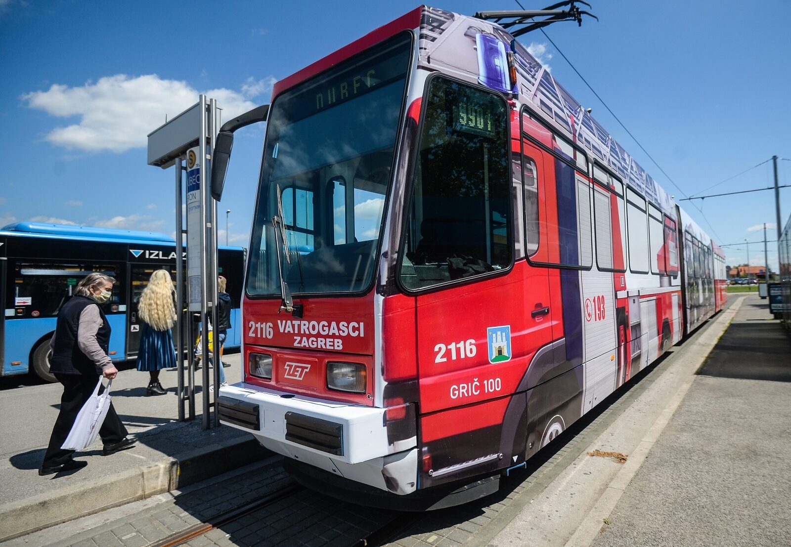Zagreb: U čast vatrogascima u promet pušten posebno oslikan tramvaj