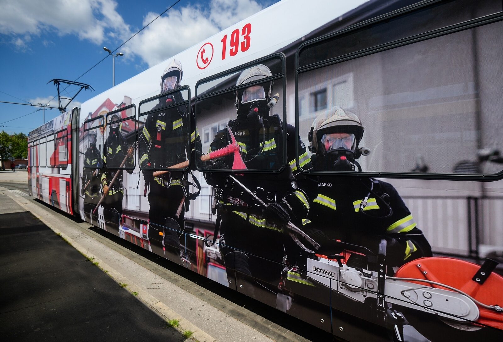Zagreb: U čast vatrogascima u promet pušten posebno oslikan tramvaj