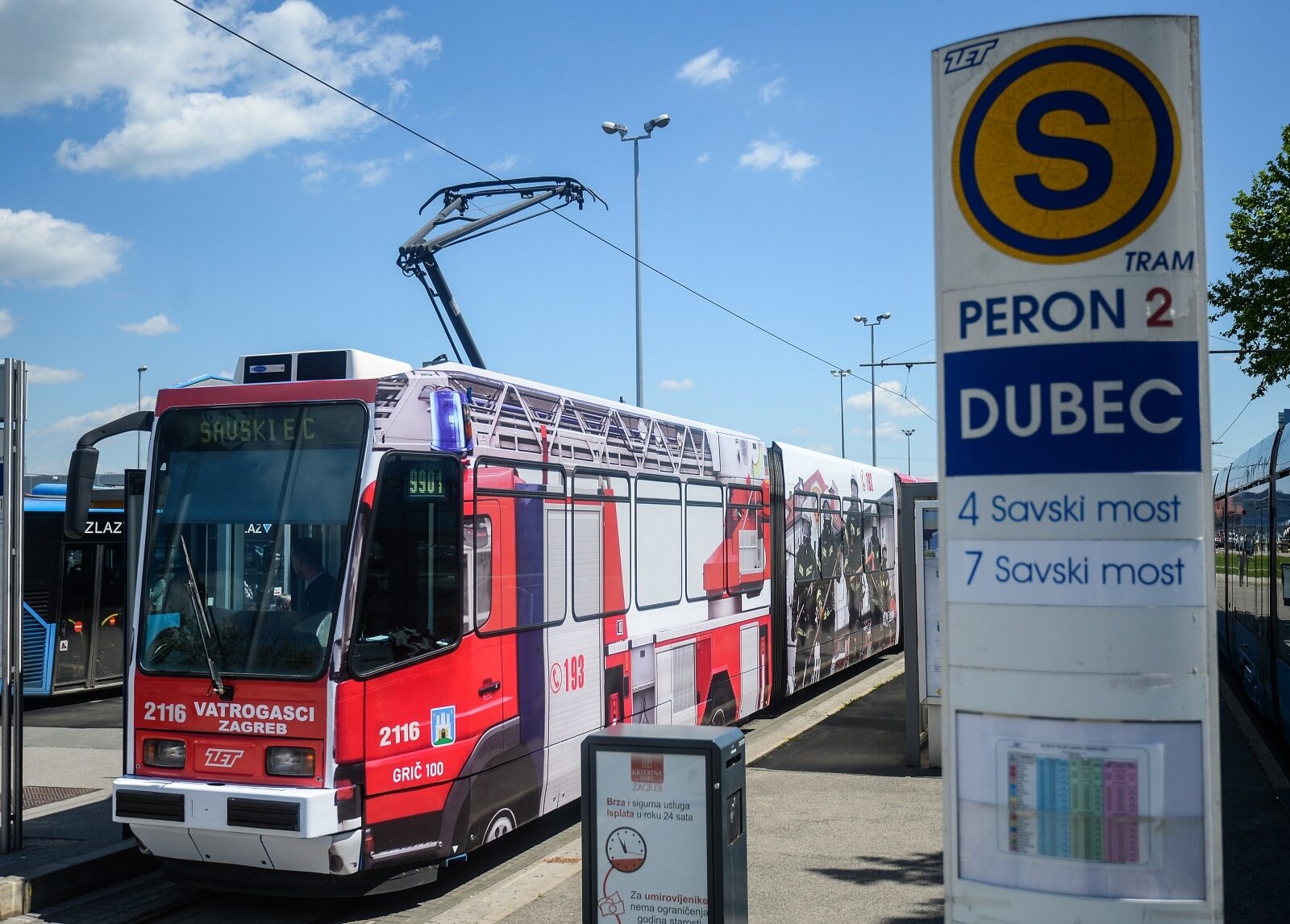 Zagreb: U čast vatrogascima u promet pušten posebno oslikan tramvaj