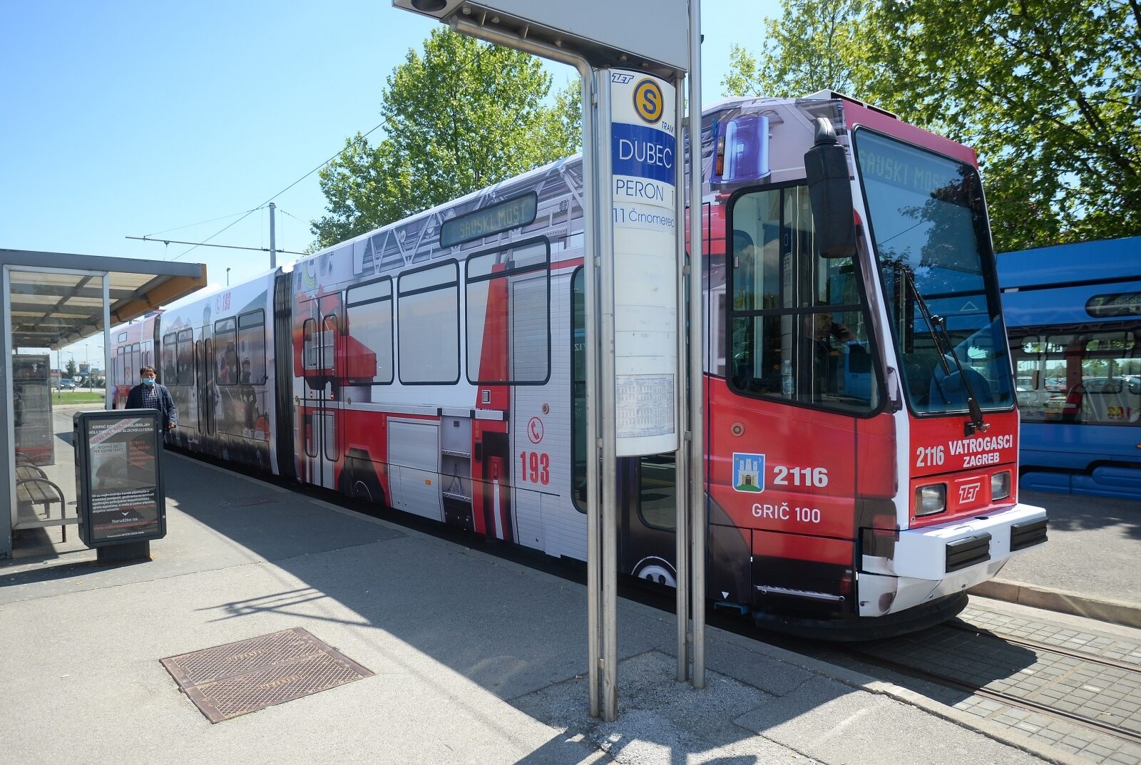 Zagreb: U čast vatrogascima u promet pušten posebno oslikan tramvaj
