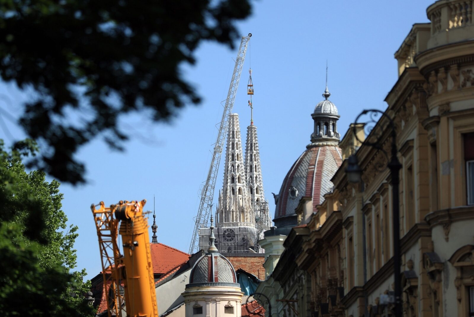 Zagreb: Postavljanje križeva na zagrebačku katedralu