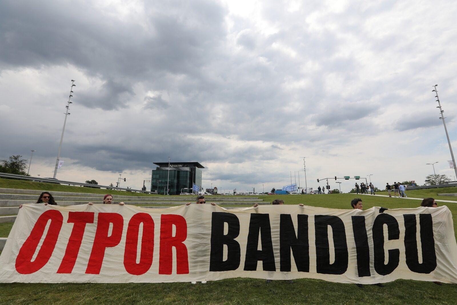 Zagreb: Aktivisti prekinuli konferenciju za medije Milana Bandića na fontanama