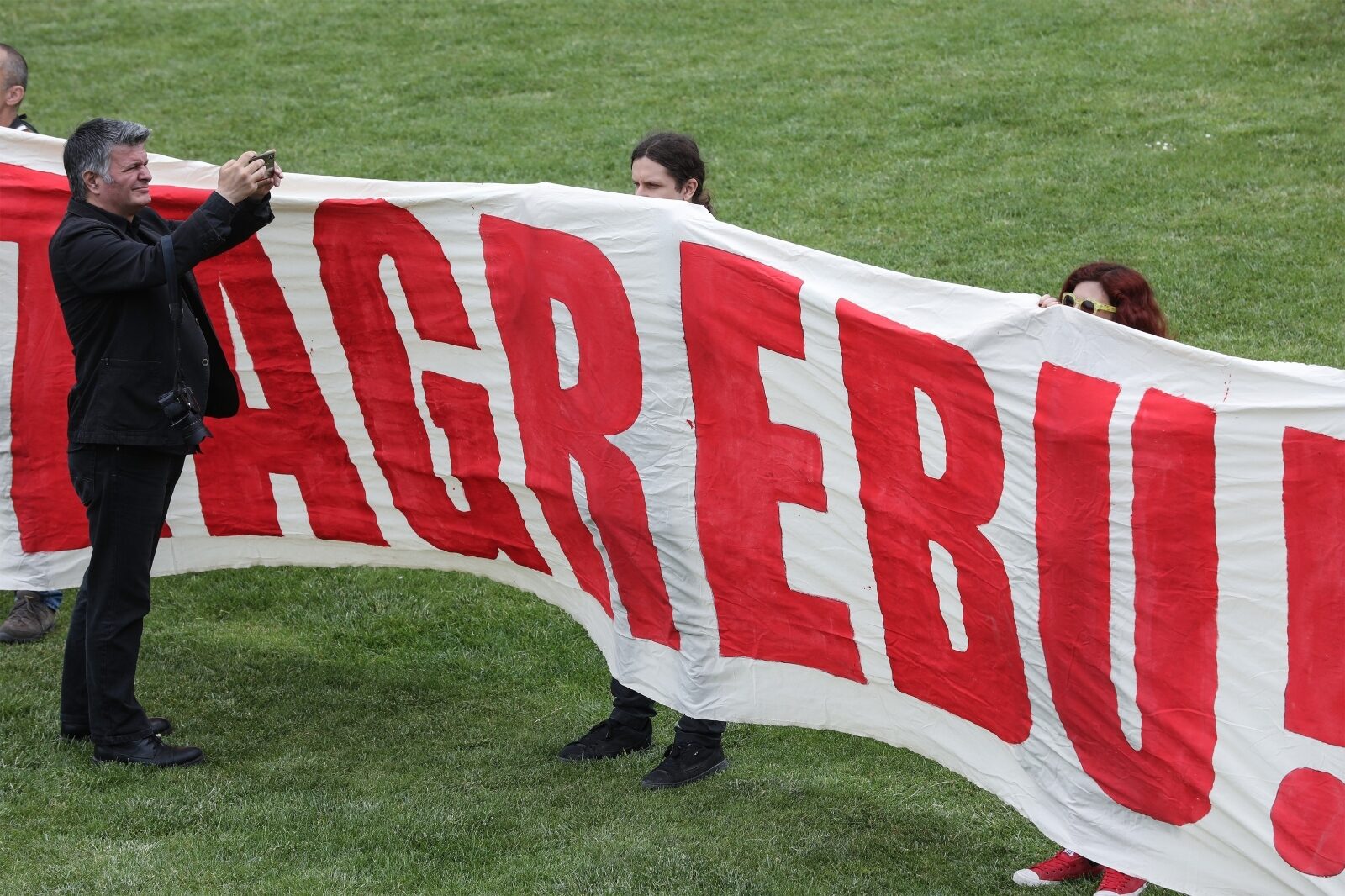 Zagreb: Aktivisti prekinuli konferenciju za medije Milana Bandića na fontanama