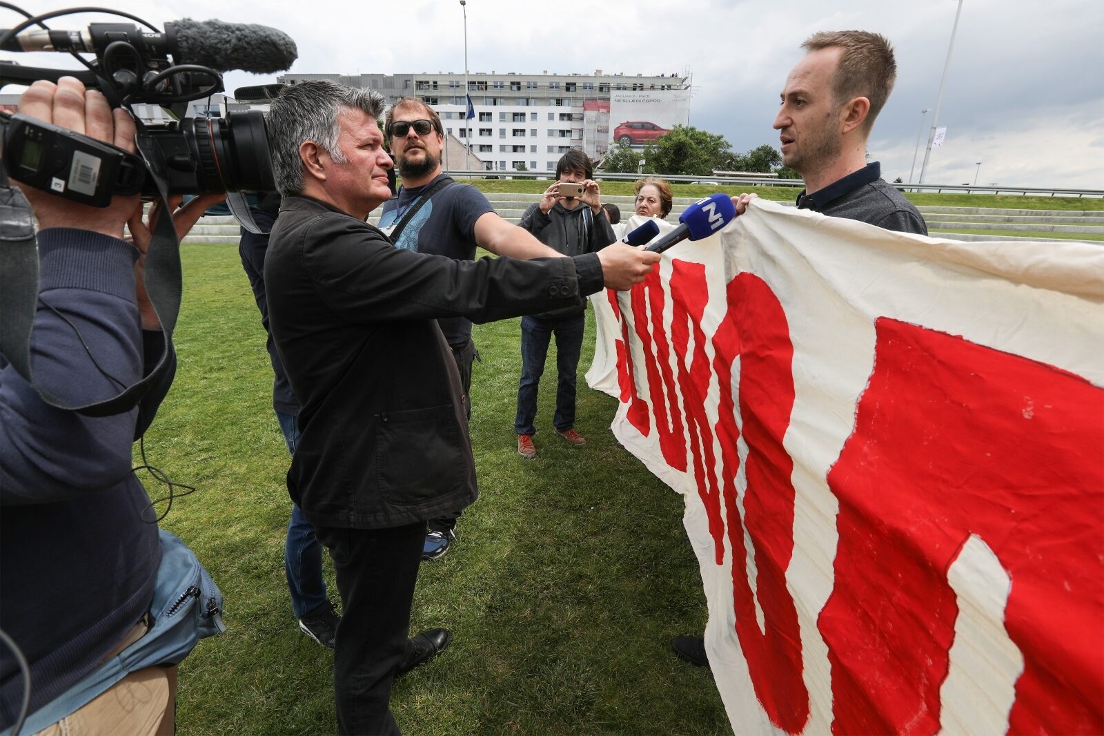 Zagreb: Aktivisti prekinuli konferenciju za medije Milana Bandića na fontanama