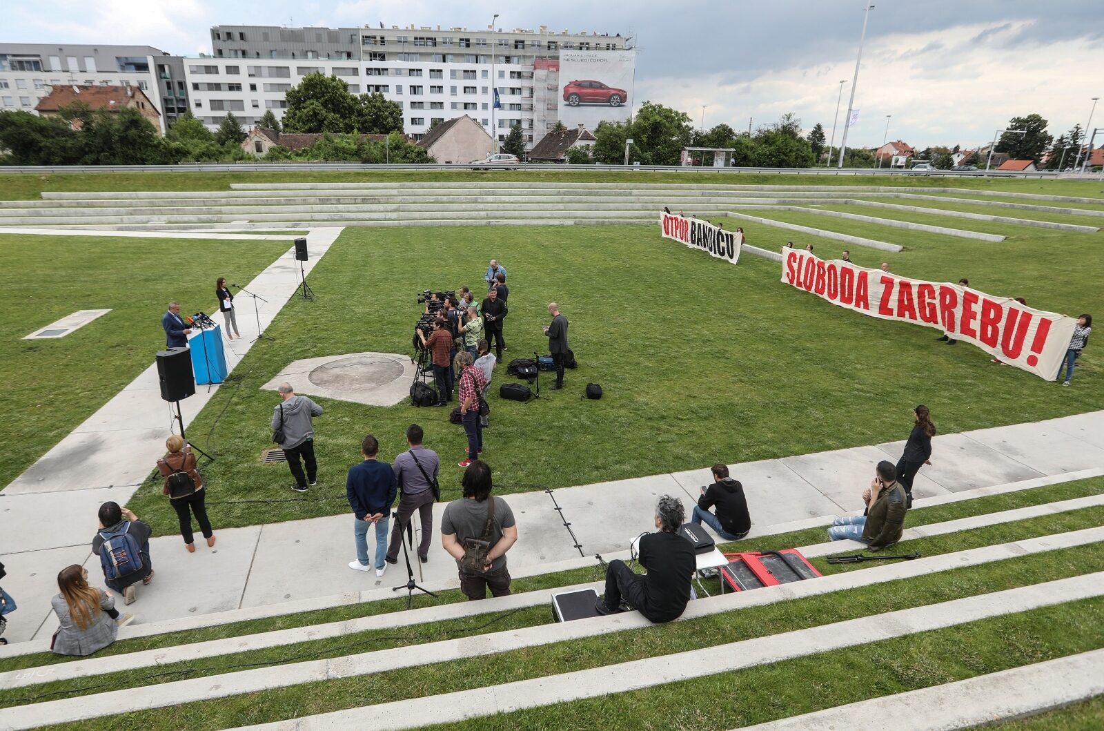 Zagreb: Aktivisti prekinuli konferenciju za medije Milana Bandića na fontanama