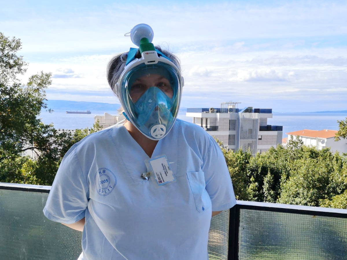 Zdravstvena djelatnica s respiratorom 2