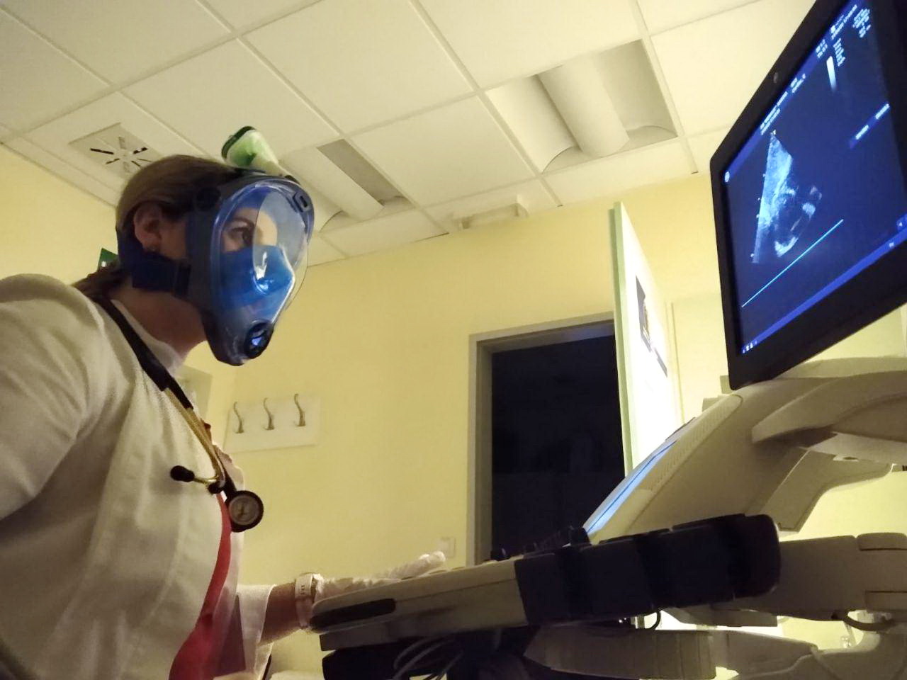 Zdravstvena djelatnica s respiratorom 3