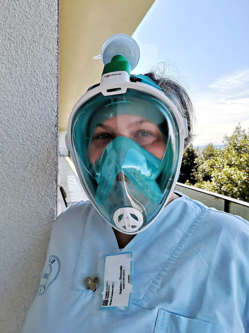 Zdravstvena djelatnica s respiratorom