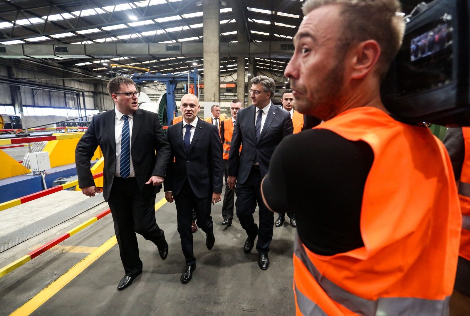 Zagreb: Plenković na svečanosti povodom puštanja u rad stroja za izradu vodiča u tvrtki Elka