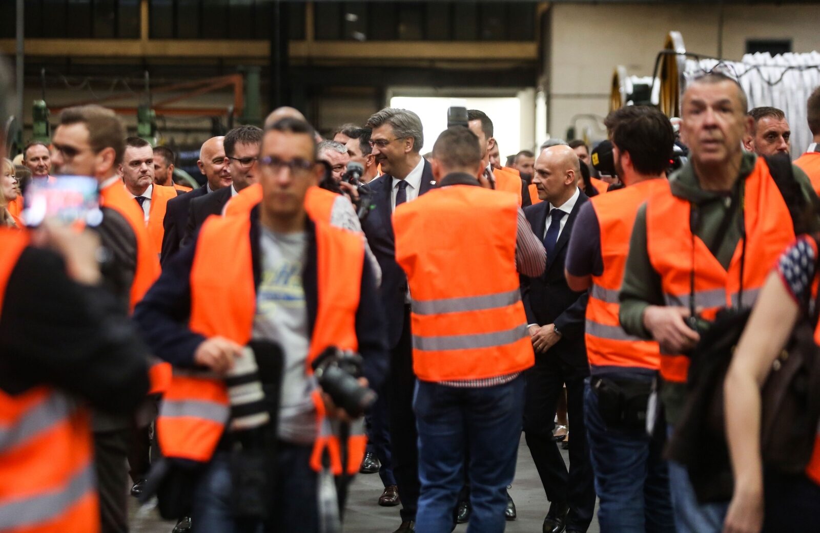 Zagreb: Plenković na svečanosti povodom puštanja u rad stroja za izradu vodiča u tvrtki Elka