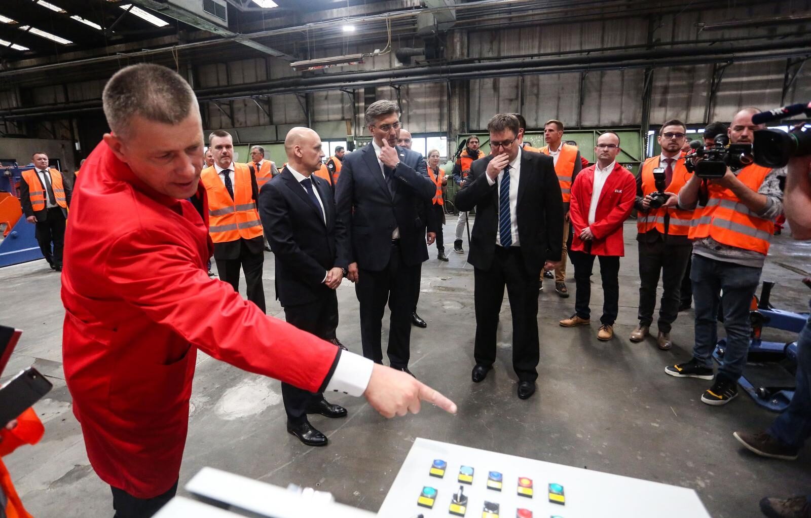 Zagreb: Plenković na svečanosti povodom puštanja u rad stroja za izradu vodiča u tvrtki Elka