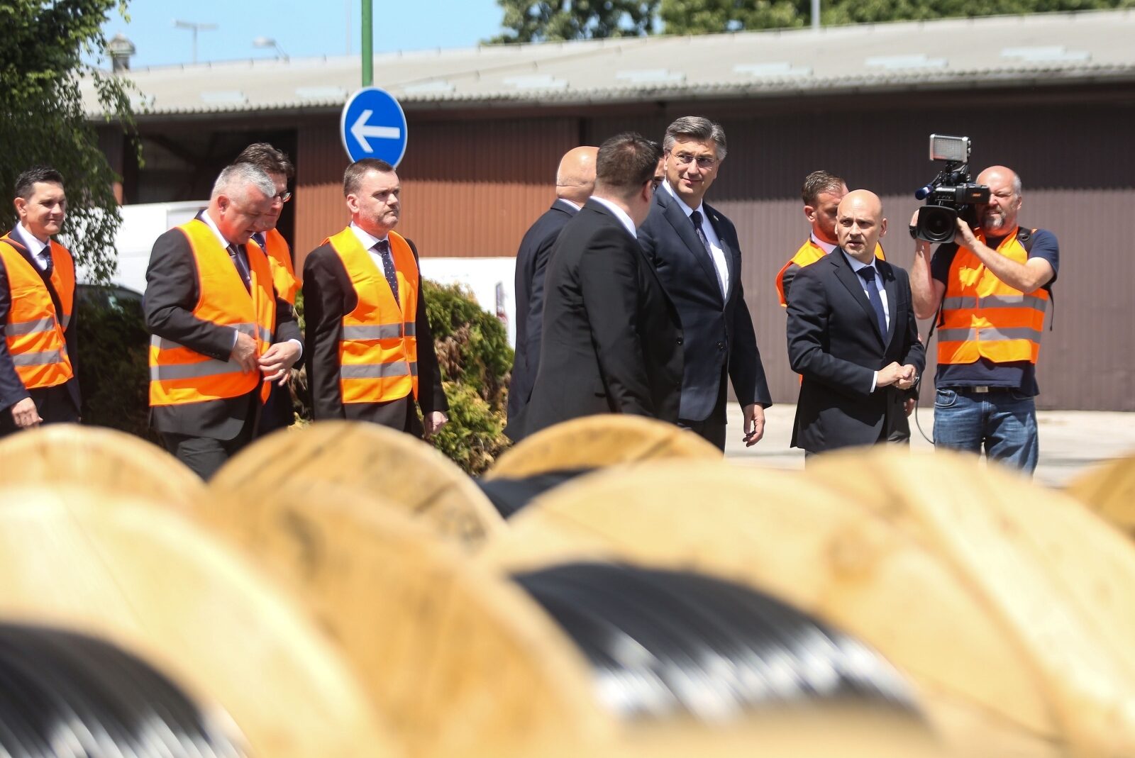 Zagreb: Plenković na svečanosti povodom puštanja u rad stroja za izradu vodiča u tvrtki Elka