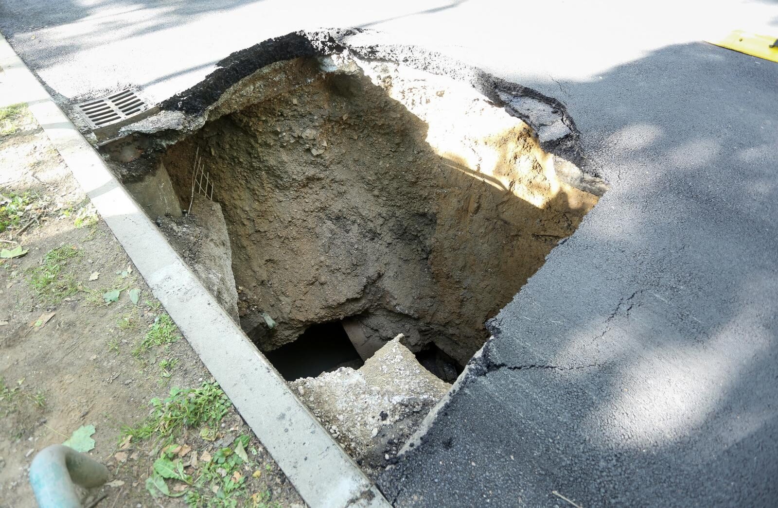 Zagreb: Na Bukovačkoj cesti otvorila se ogromna rupa