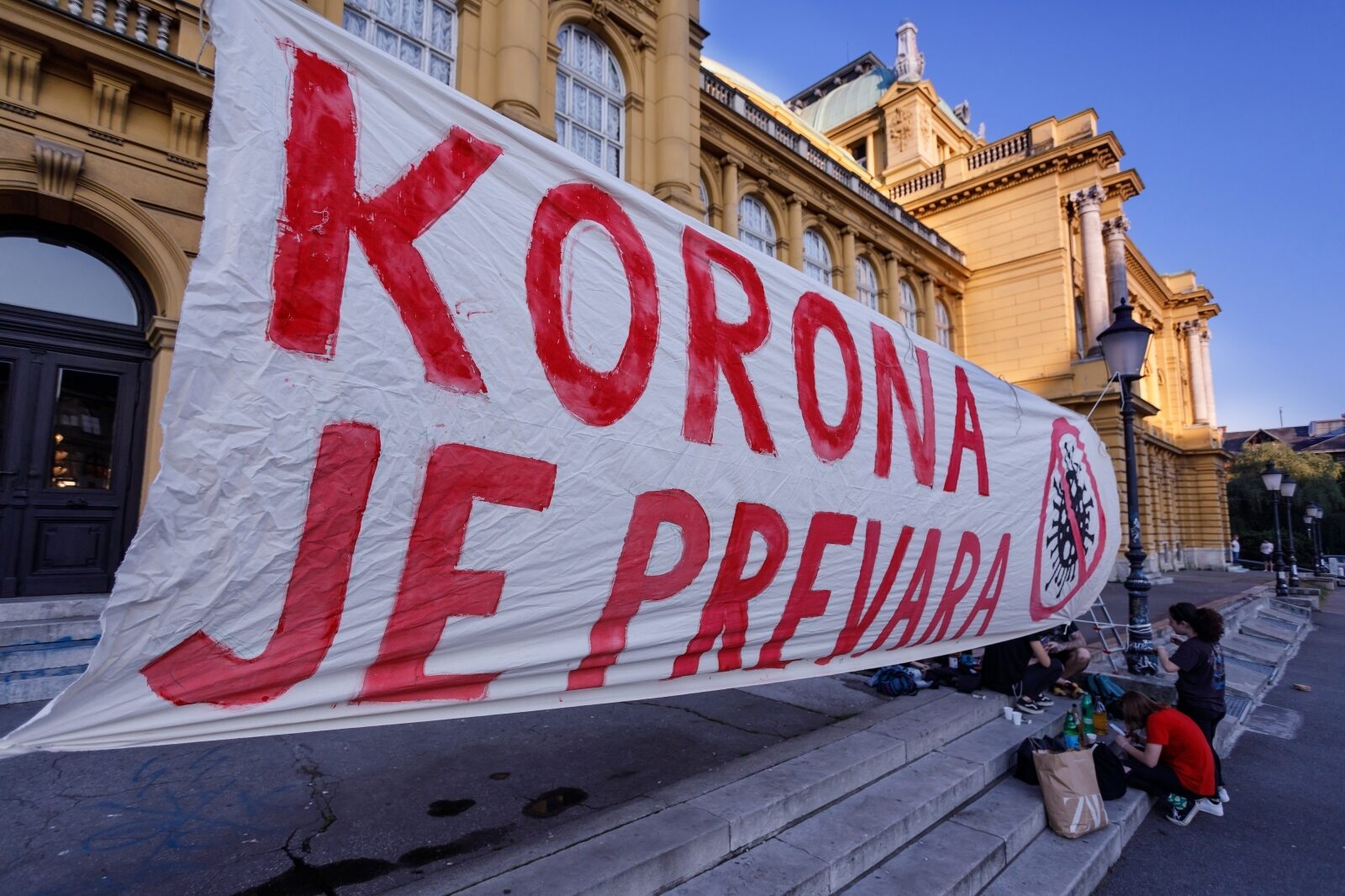 Zagreb: Ispred HNK izvjesio transparent Korona je prevara
