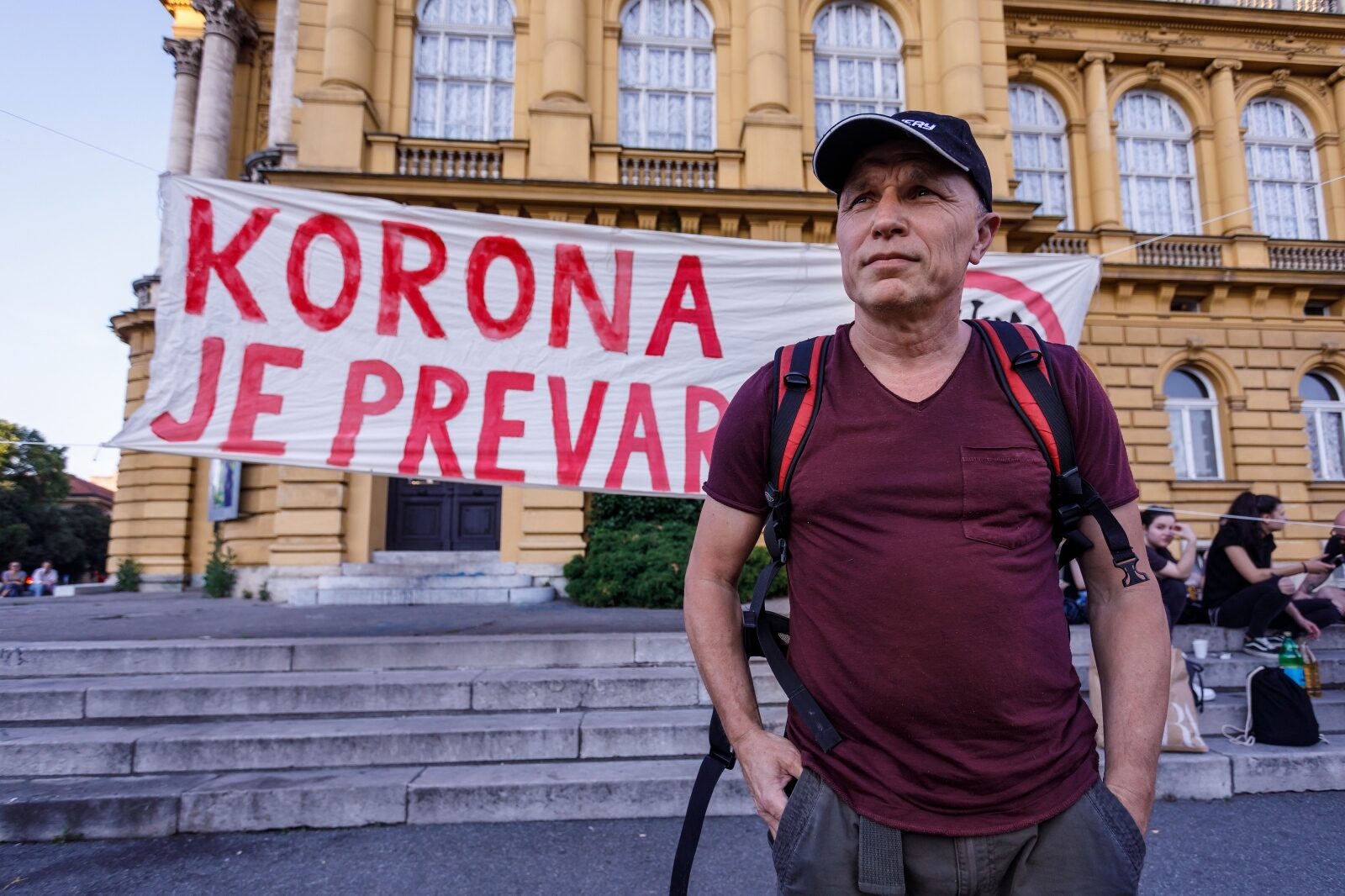 Zagreb: Ispred HNK izvjesio transparent Korona je prevara