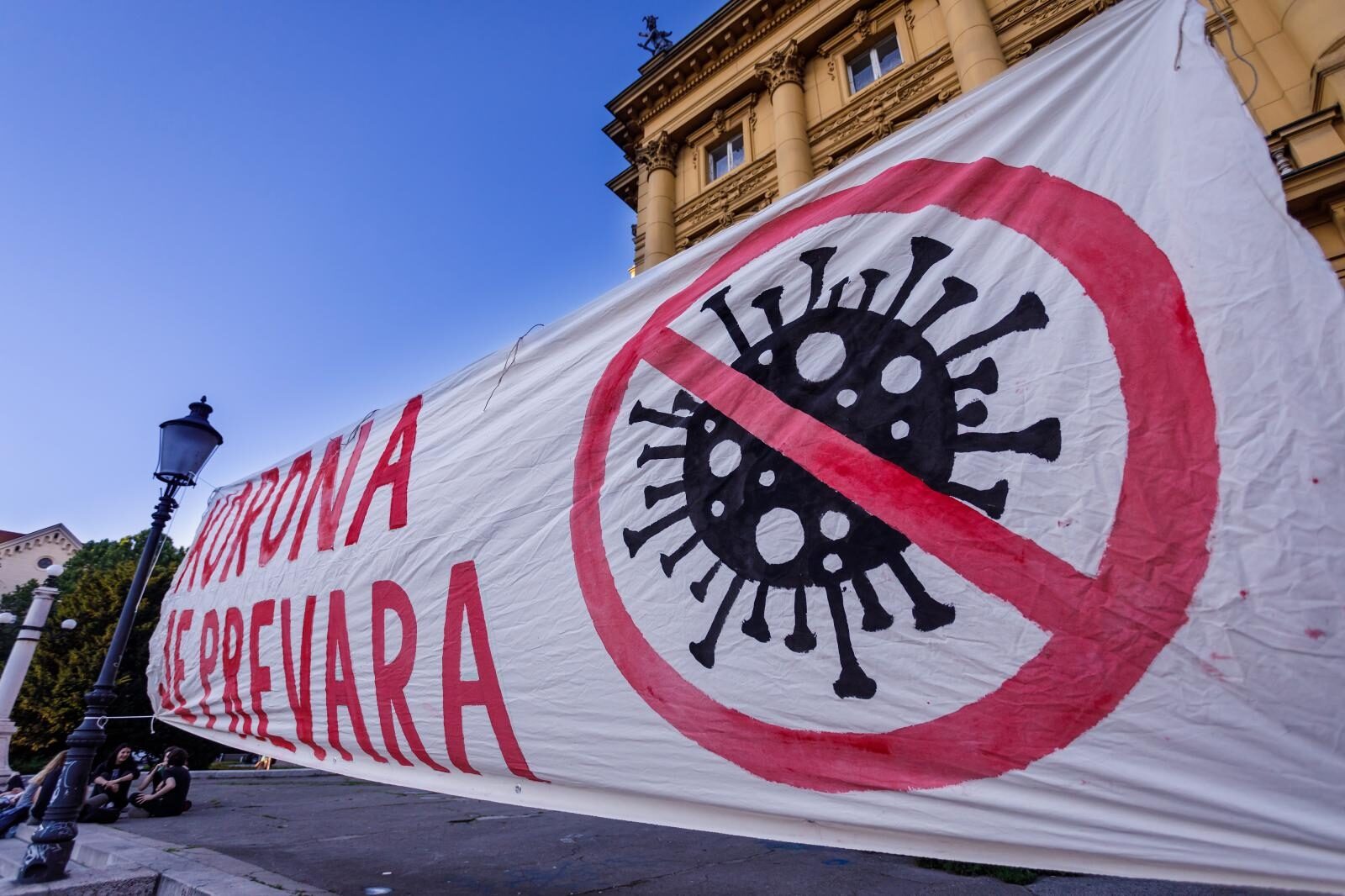 Zagreb: Ispred HNK izvjesio transparent Korona je prevara