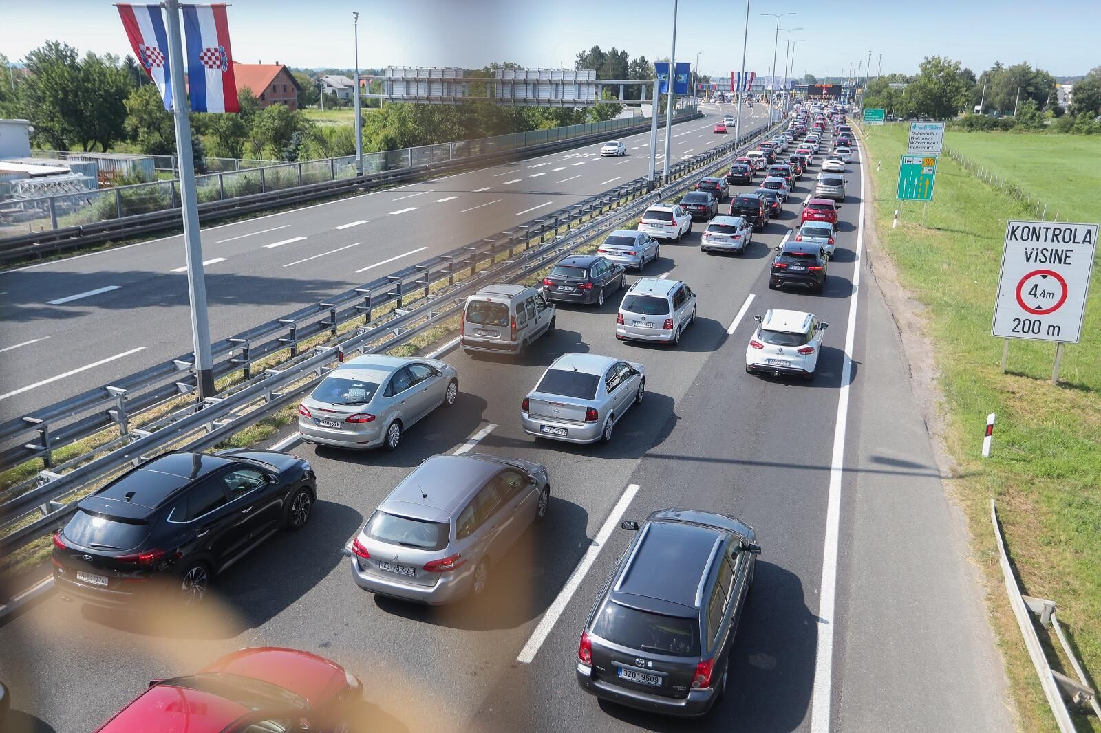 Zagreb: Kod naplatne postaje Lučko kolona vozila je dugačka oko 4 kilometra