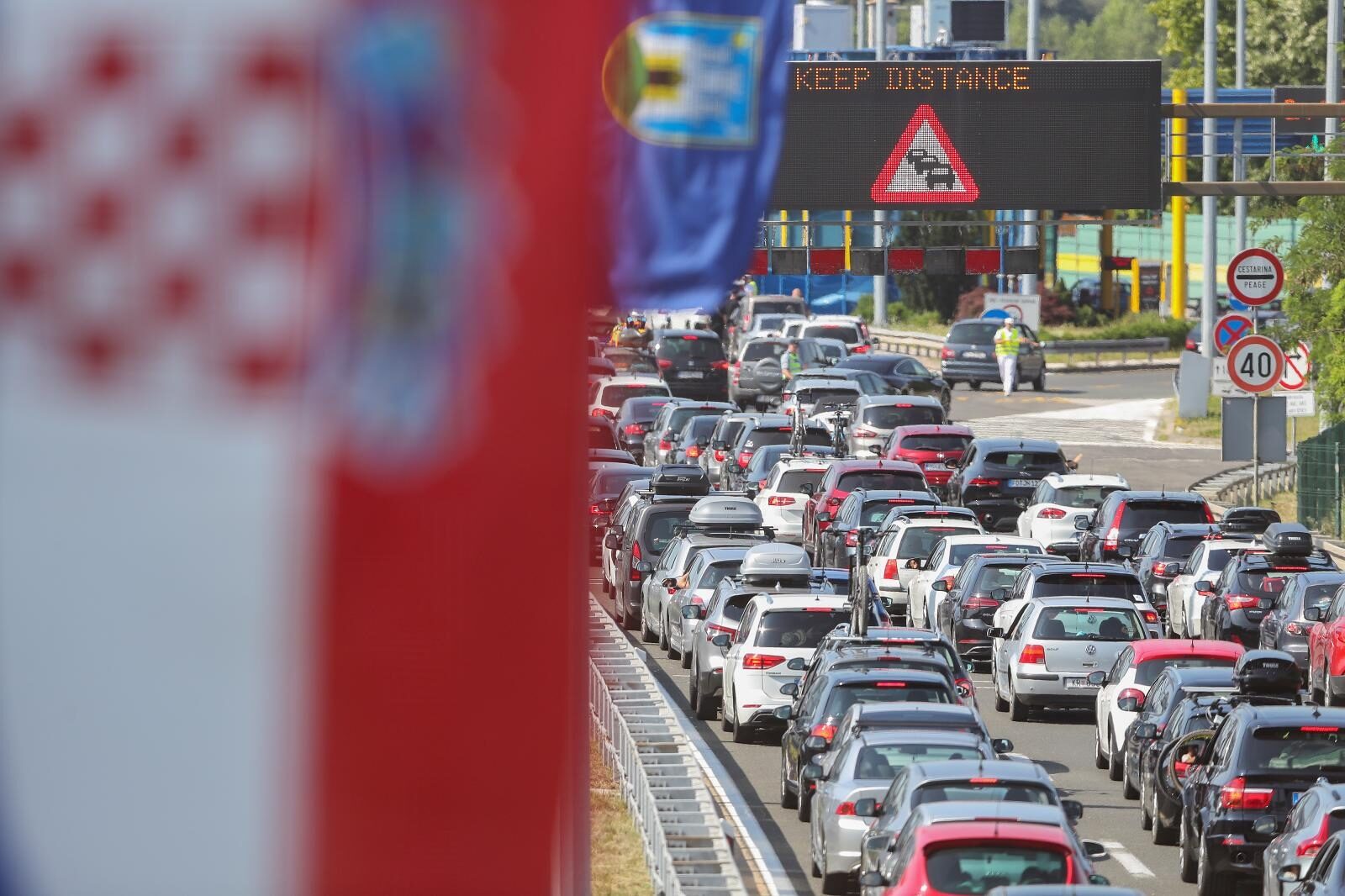 Zagreb: Kod naplatne postaje Lučko kolona vozila je dugačka oko 4 kilometra