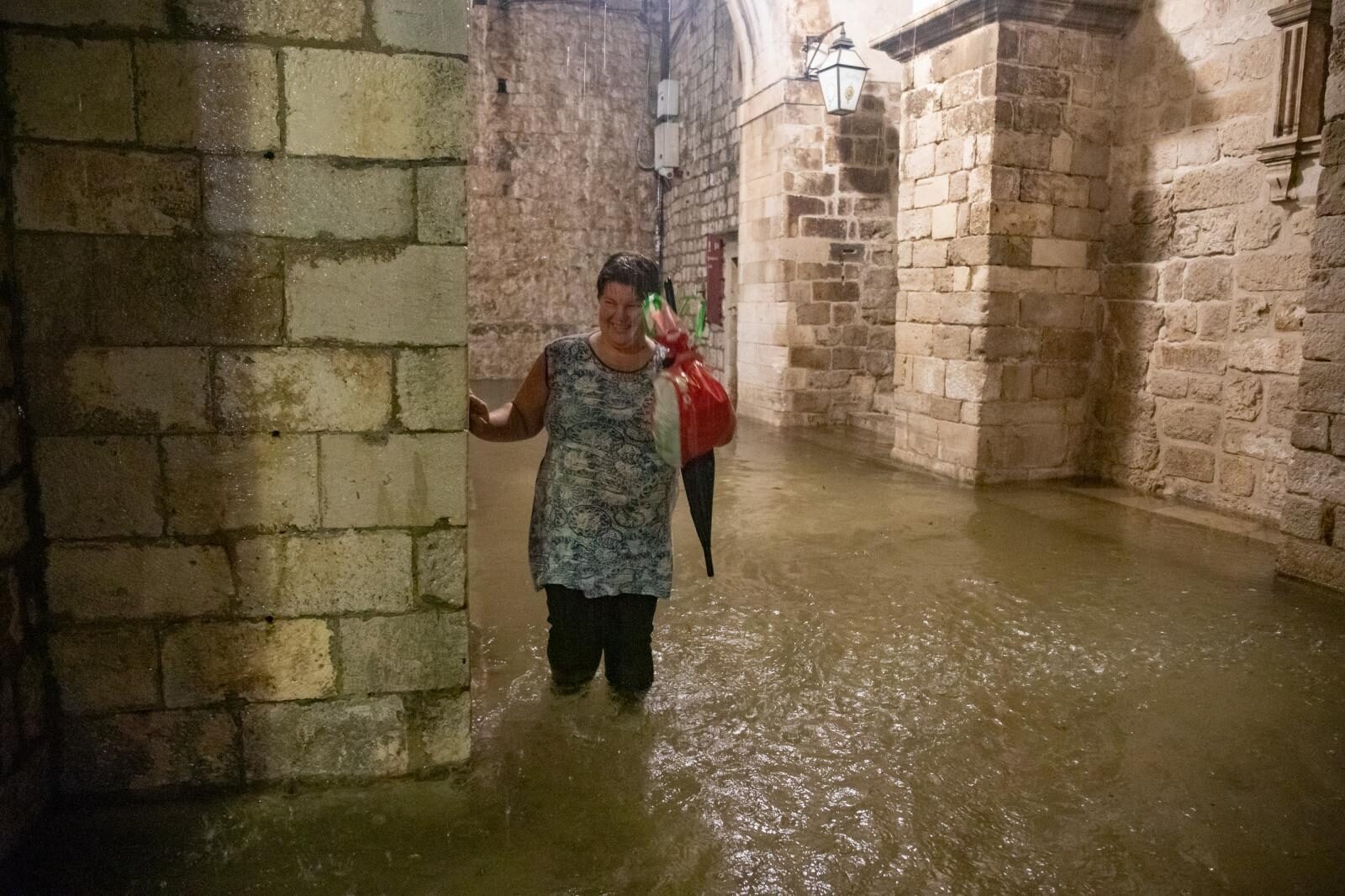 Stradun u Dubrovniku nakon obilne kiše postao kupalište