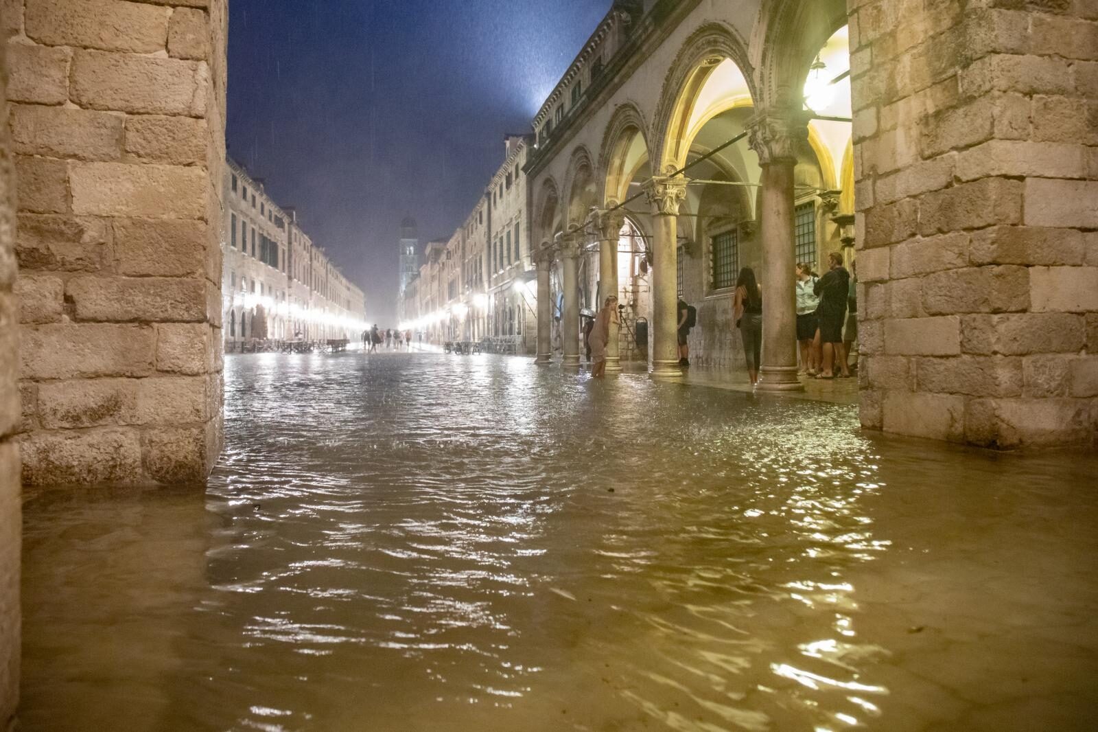 Stradun u Dubrovniku nakon obilne kiše postao kupalište