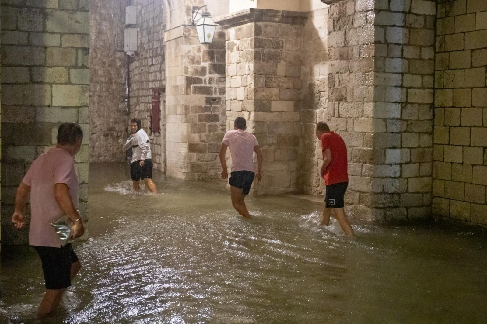 Stradun u Dubrovniku nakon obilne kiše postao kupalište