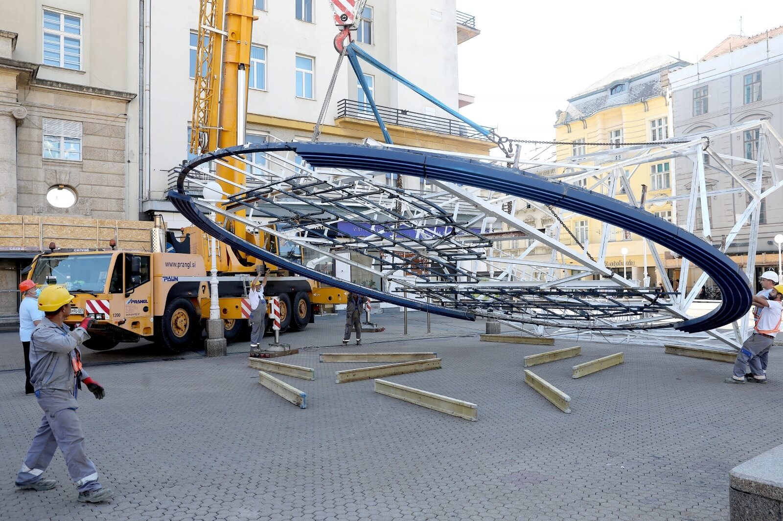 Zagreb: Reklama Plive nakon dugo godina uklonjena s glavnog gradskog Trga