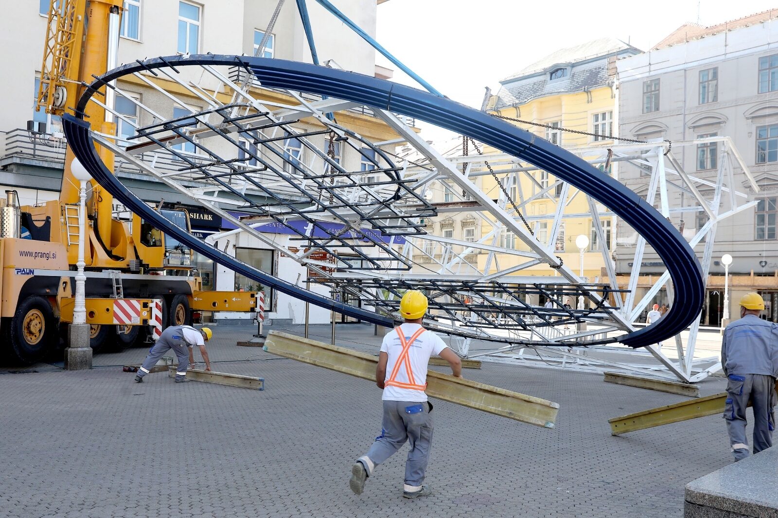 Zagreb: Reklama Plive nakon dugo godina uklonjena s glavnog gradskog Trga