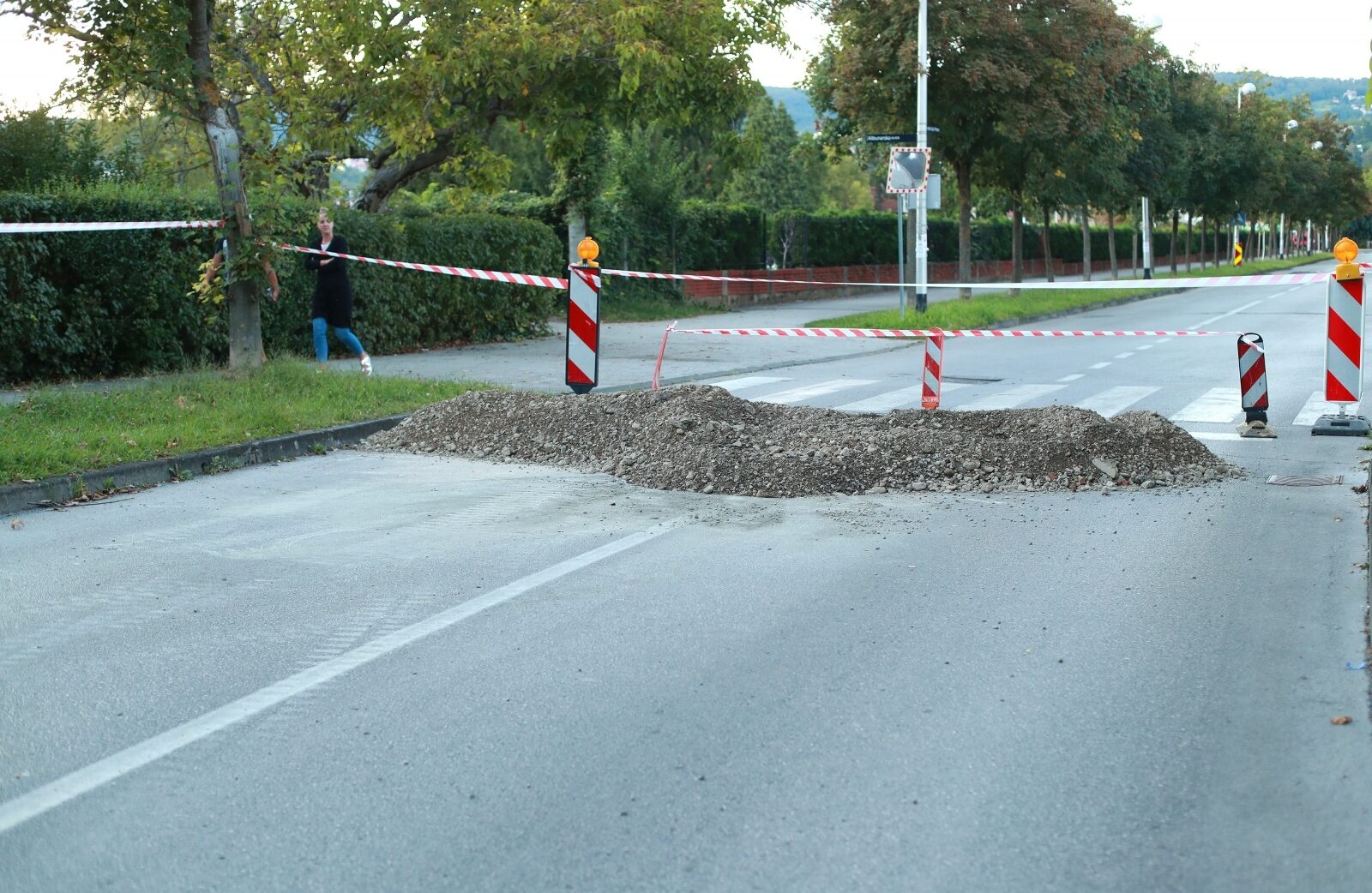 Zagreb: Zbog rupe koja se otvorila, cesta na Malešnici je zatvorena za promet