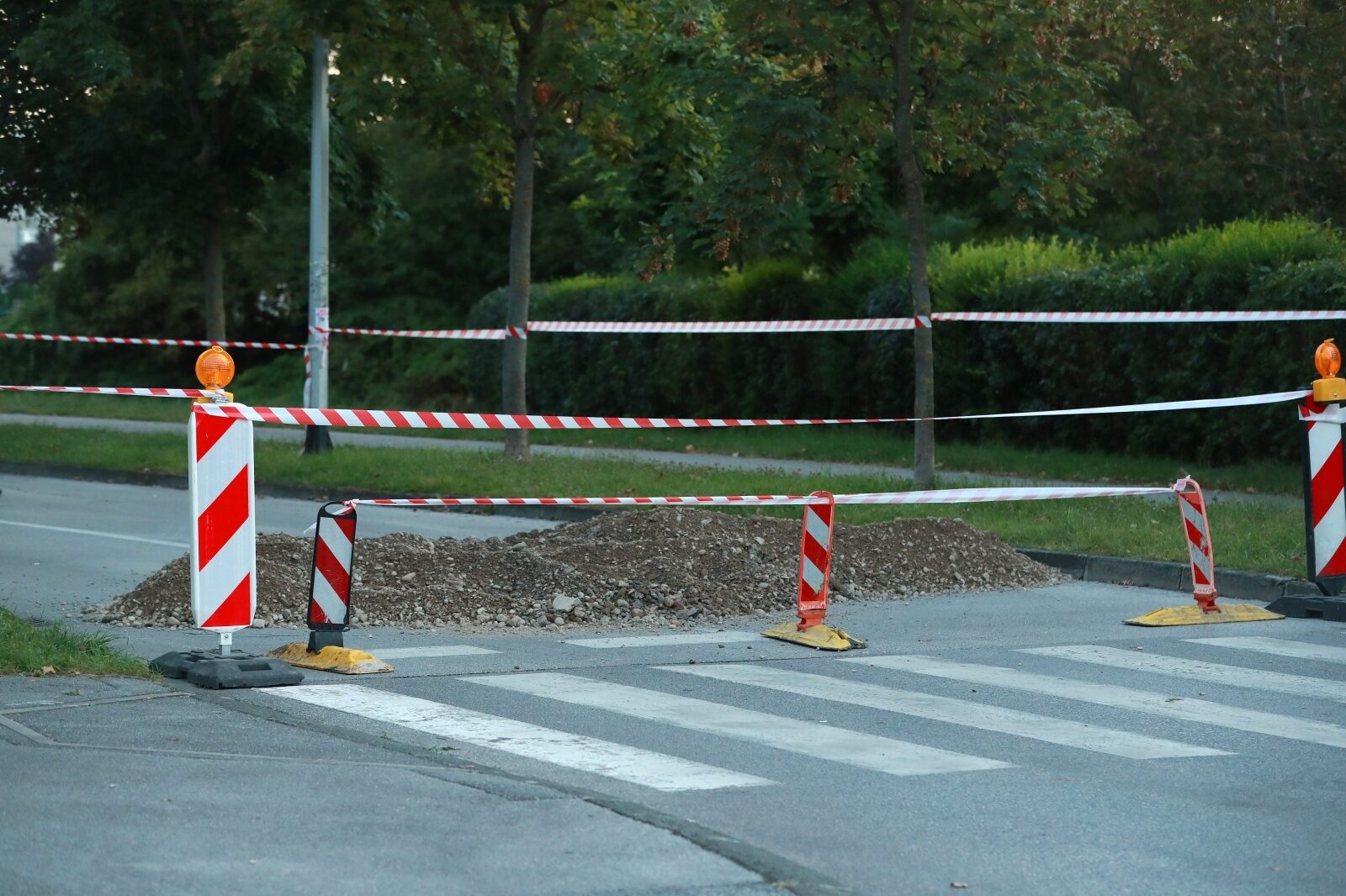 Zagreb: Zbog rupe koja se otvorila, cesta na Malešnici je zatvorena za promet