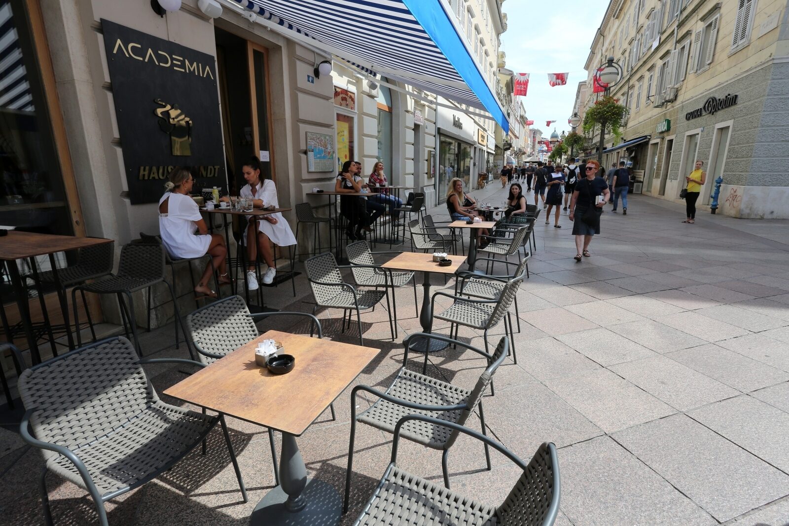 Rijeka: Ugostitelji u znak prosvjeda na sat vremena nisu posluživali goste u lokalu