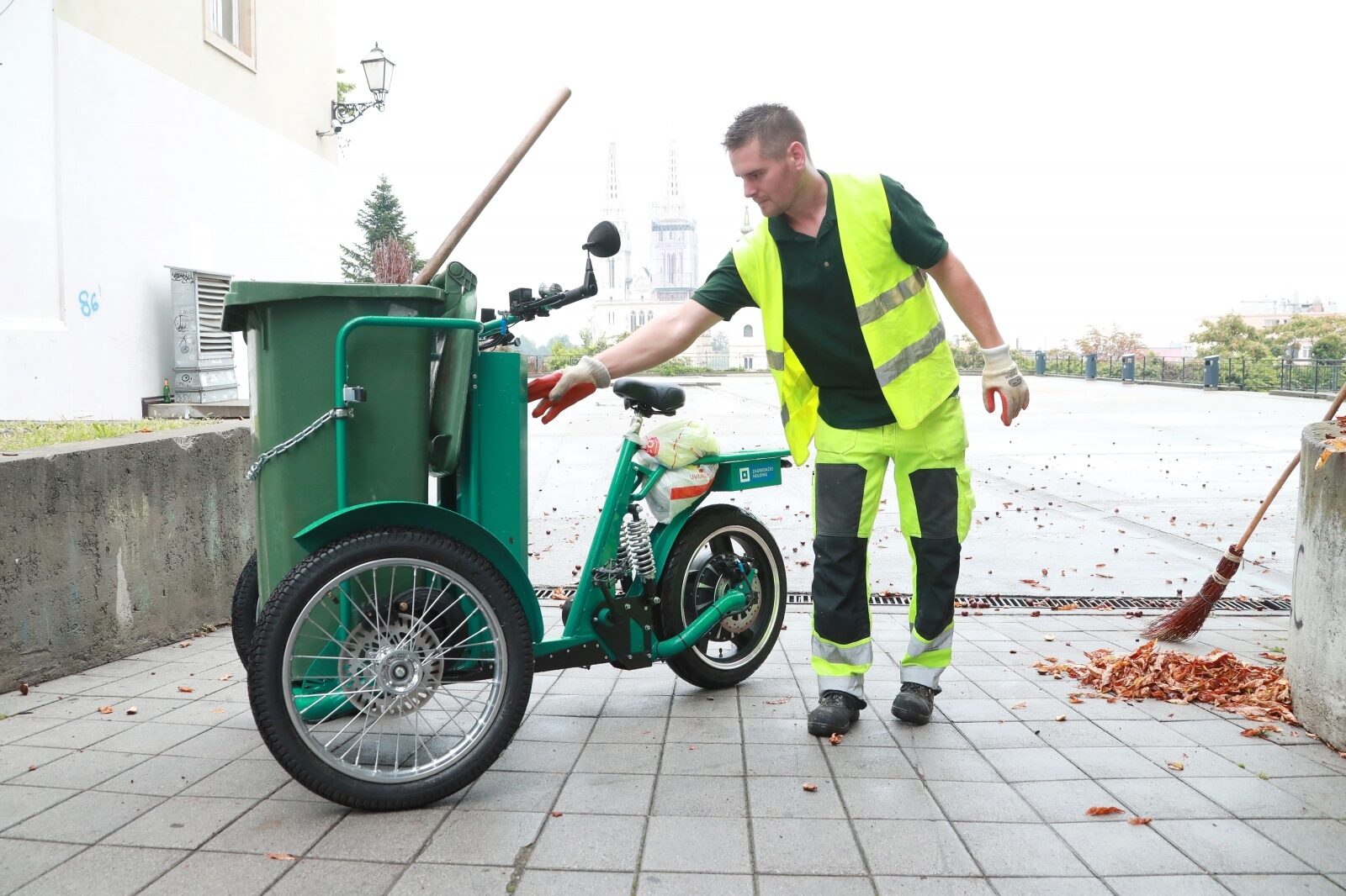 Zagreb: Radnici Čistoće dobili električni bicikl s kantom
