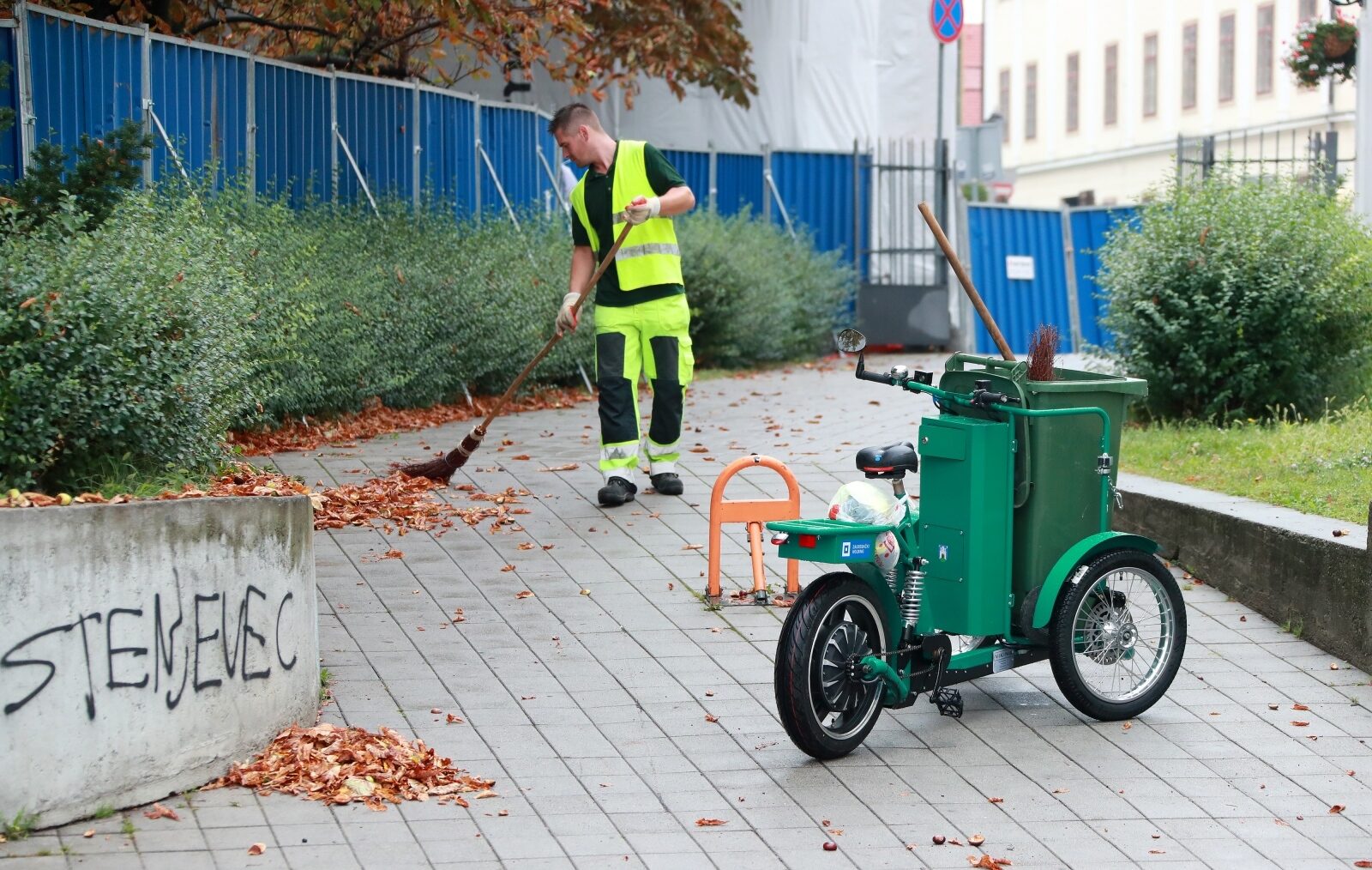 Zagreb: Radnici Čistoće dobili električni bicikl s kantom