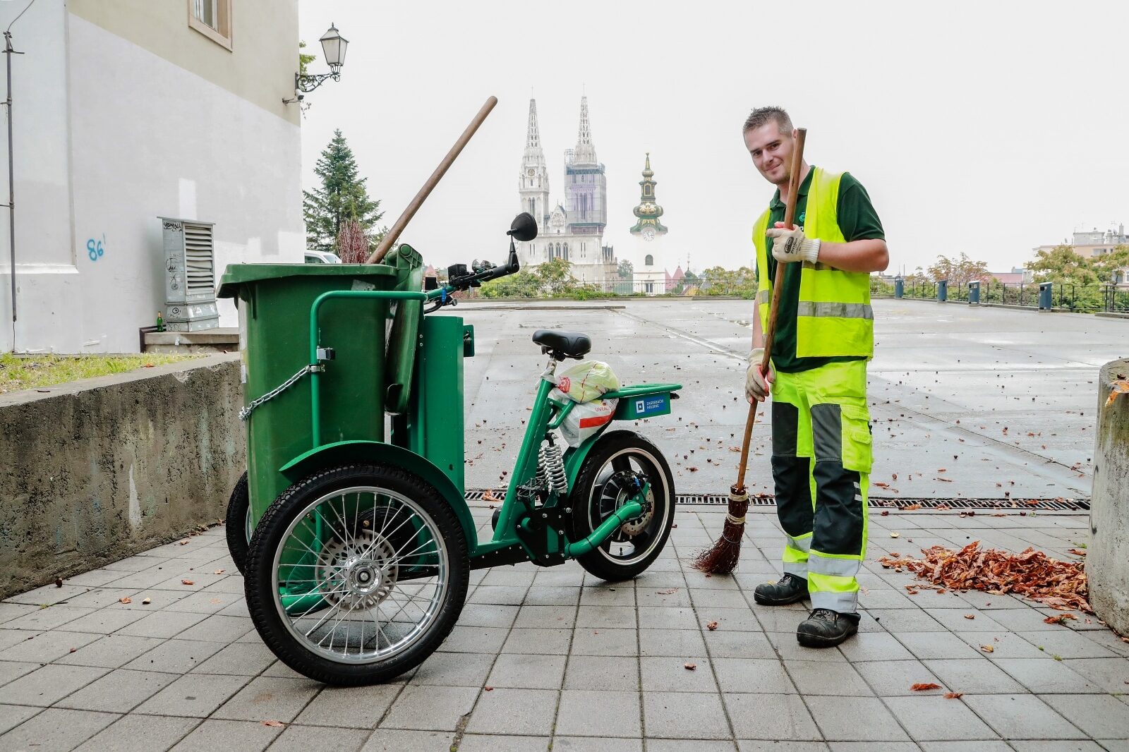Zagreb: Radnici Čistoće dobili električni bicikl s kantom