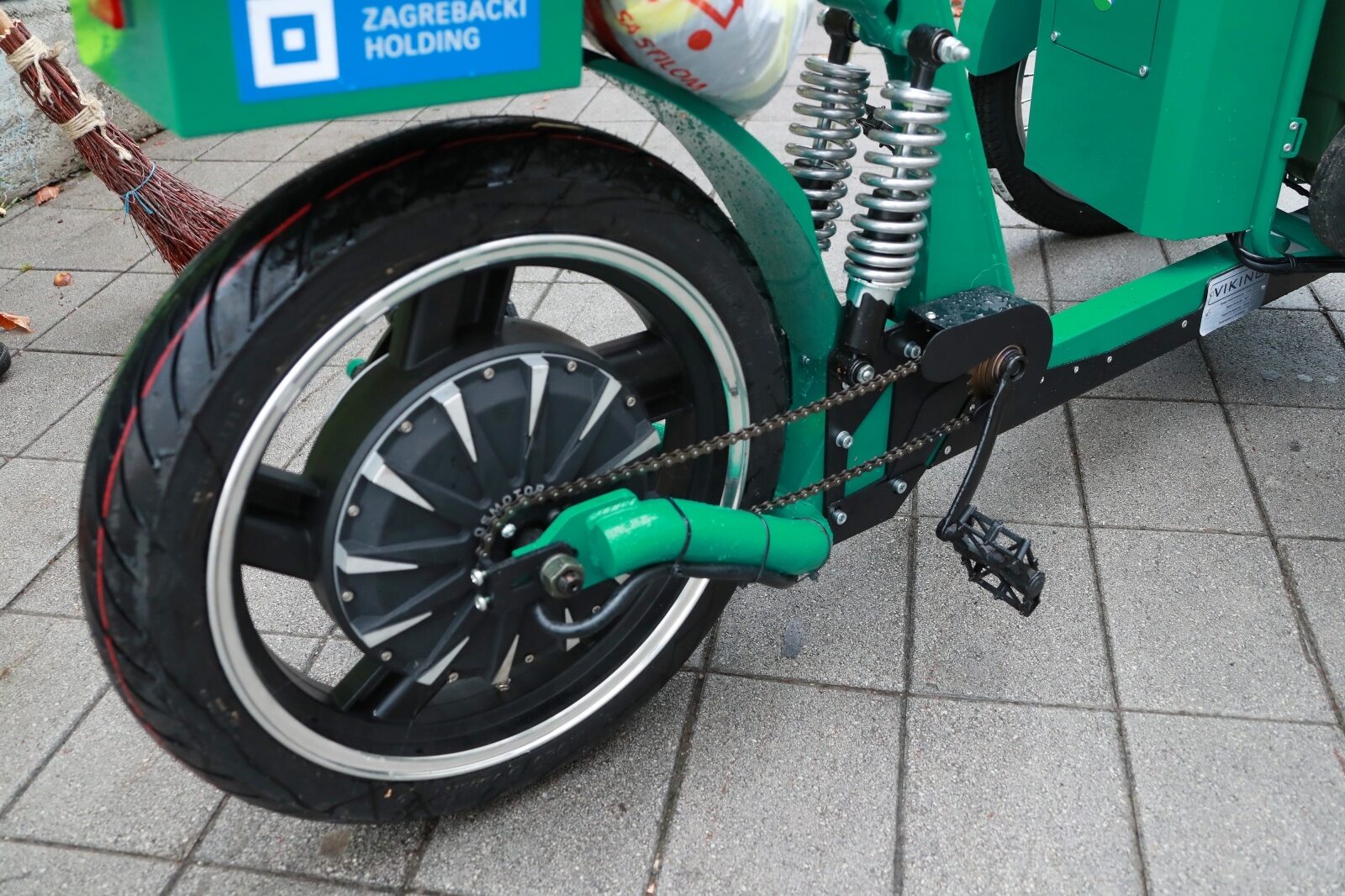 Zagreb: Radnici Čistoće dobili električni bicikl s kantom