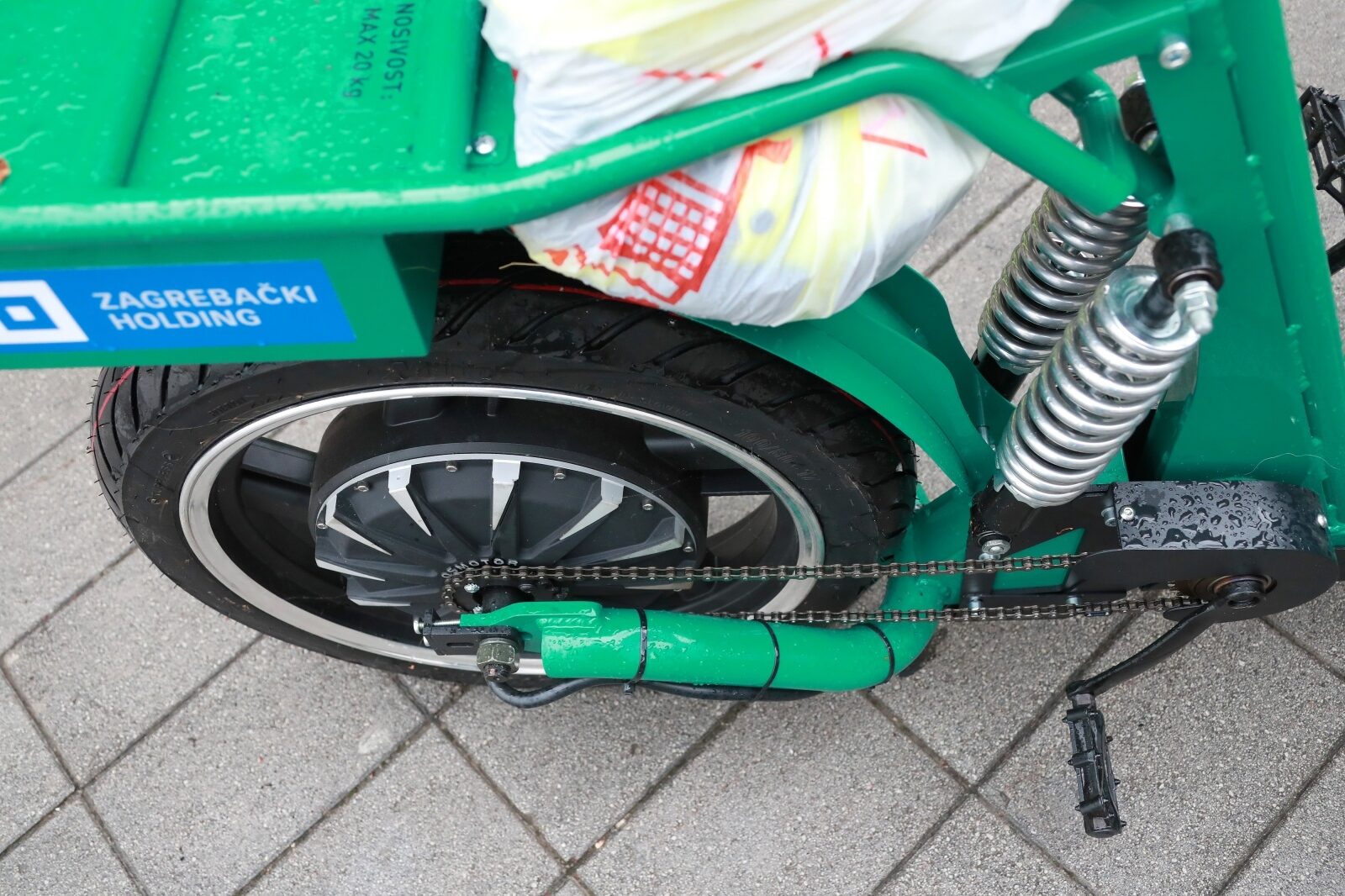 Zagreb: Radnici Čistoće dobili električni bicikl s kantom