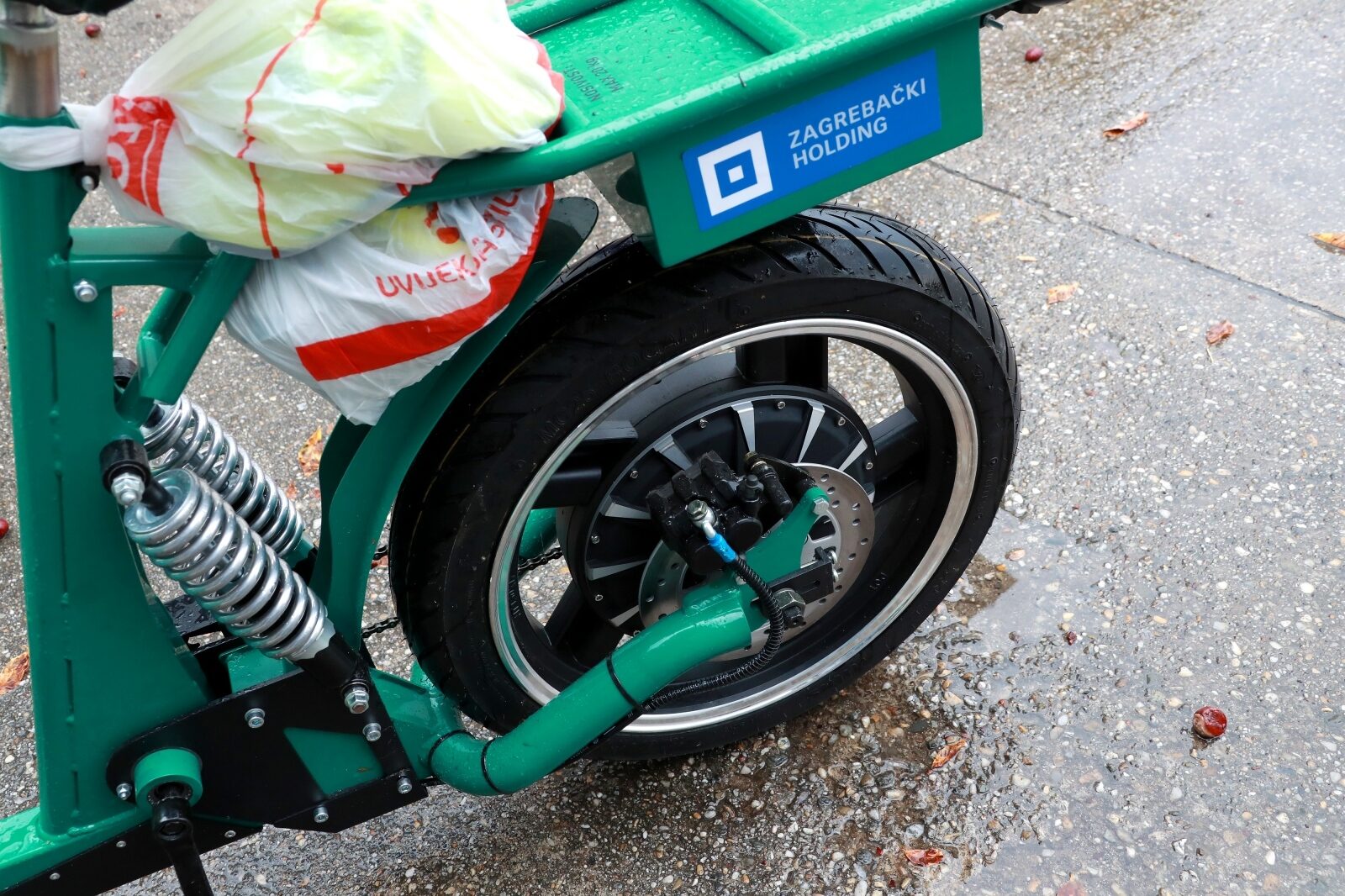 Zagreb: Radnici Čistoće dobili električni bicikl s kantom