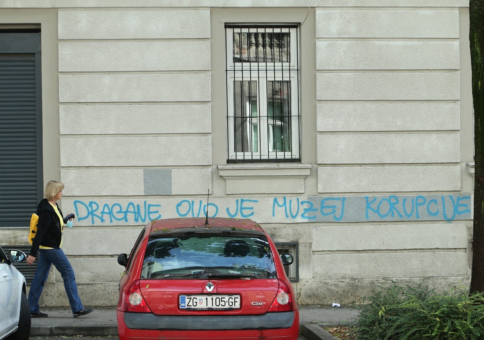 Na pročelju zgrade u Slovenskoj ulici osvanuo grafit 