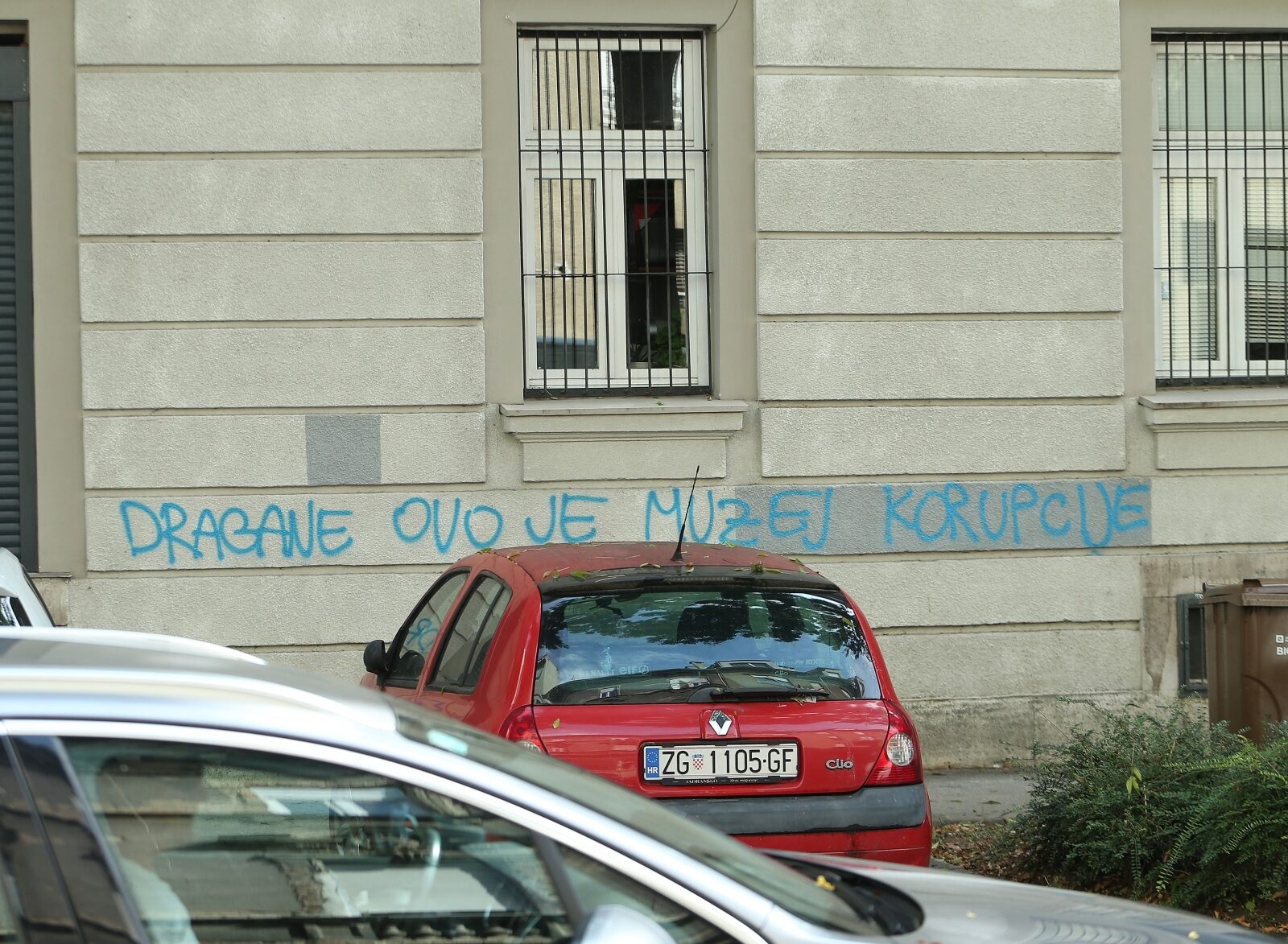 Na pročelju zgrade u Slovenskoj ulici osvanuo grafit 