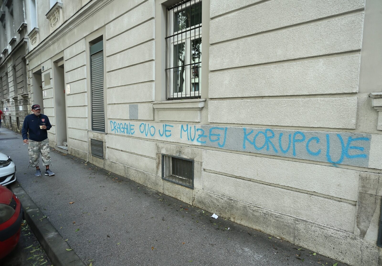 Na pročelju zgrade u Slovenskoj ulici osvanuo grafit 