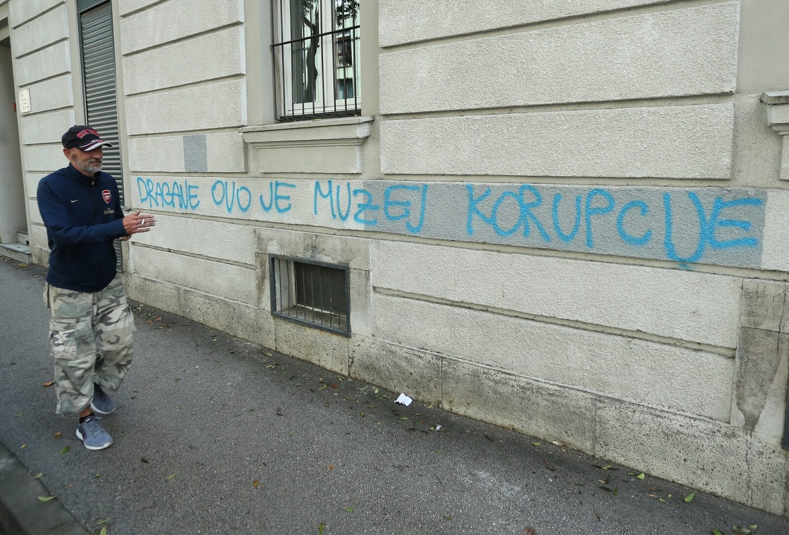Na pročelju zgrade u Slovenskoj ulici osvanuo grafit “Dragane ovo je muzej korupcije”