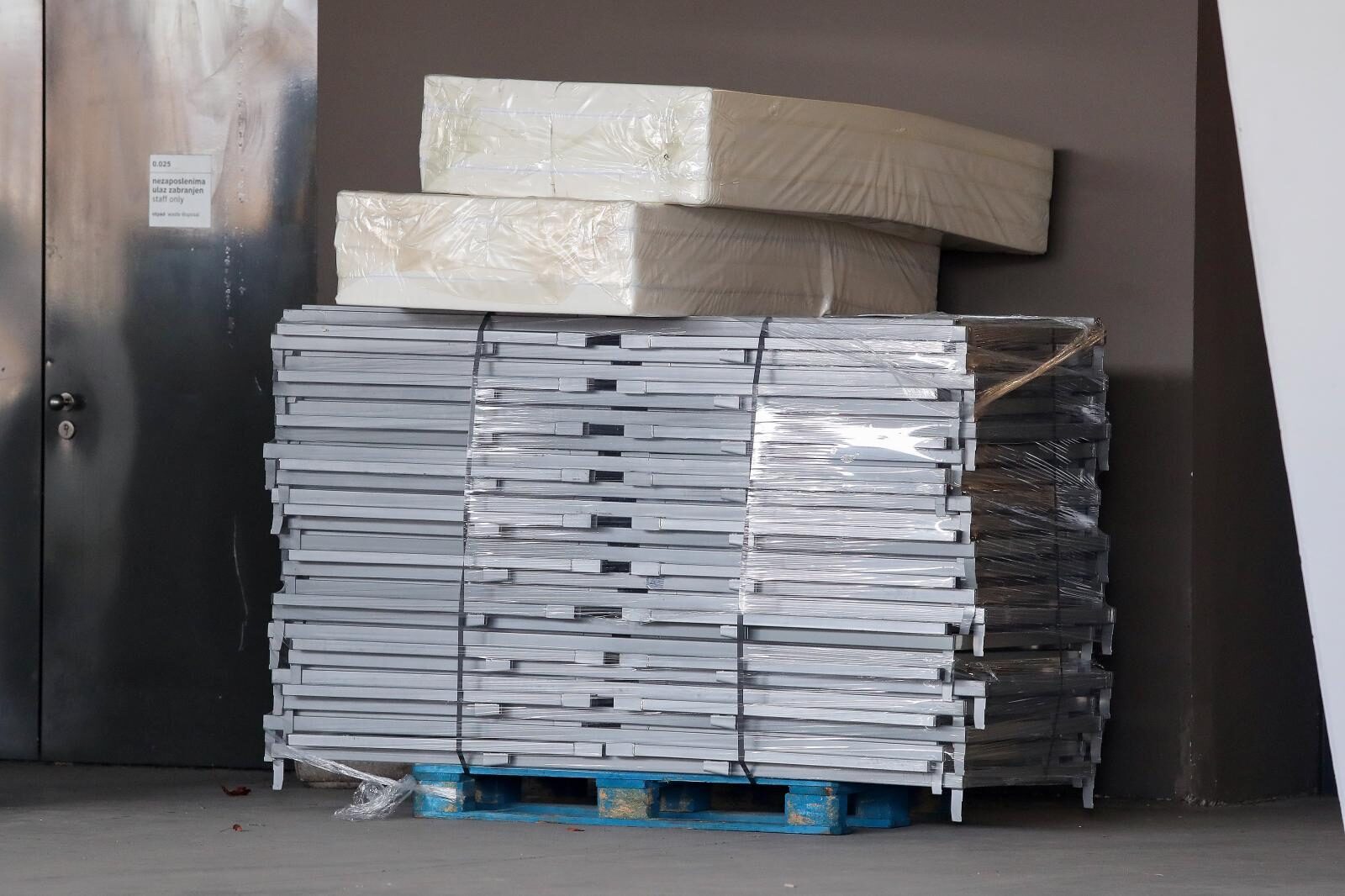 Zagreb: Postavljanje kreveta u Areni za oboljele od covida-19