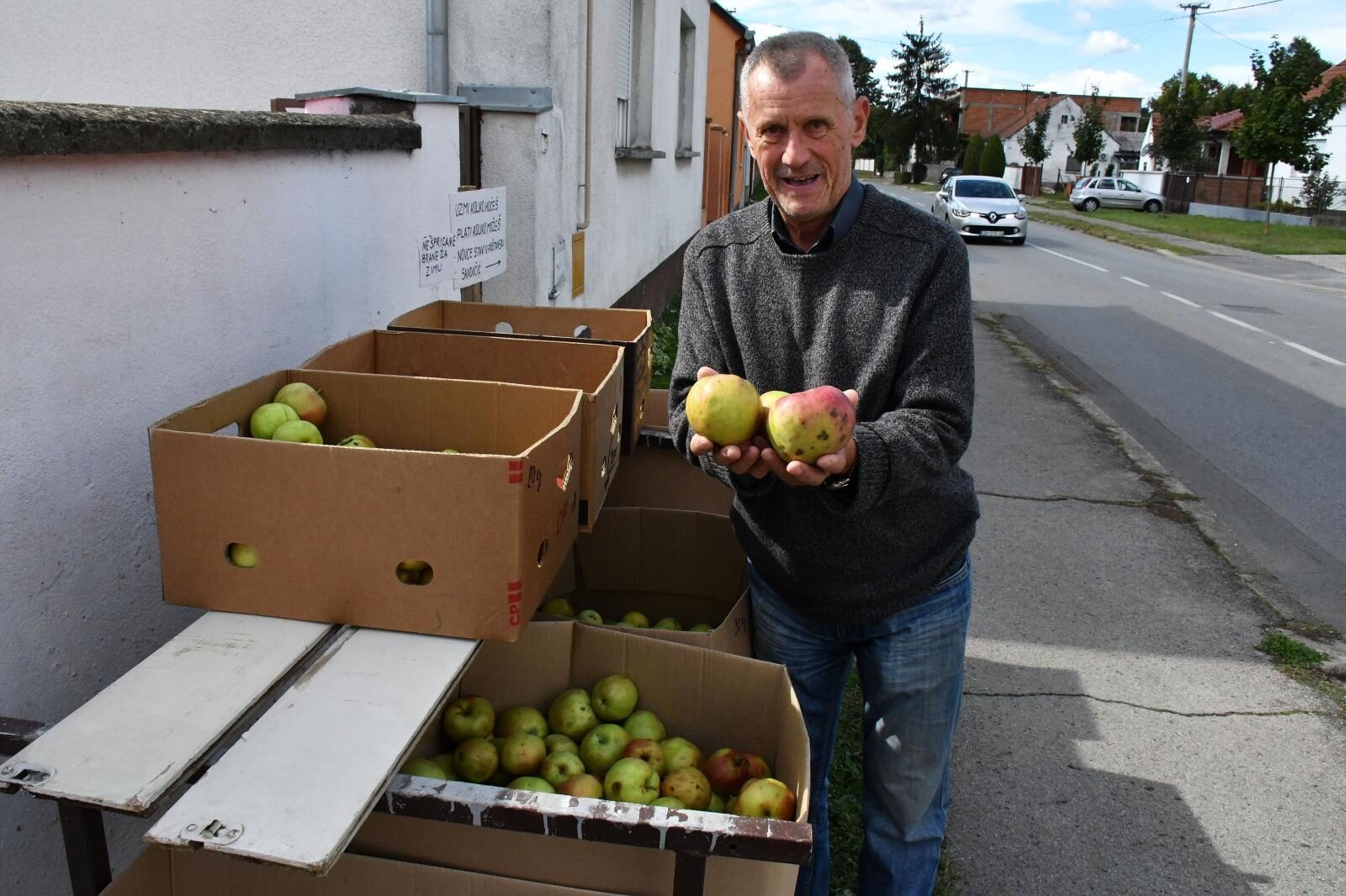 Slavonski Brod: Pnudio jabuke prolaznicima uz natpis – “Uzmi koliko hoćeš, plati koliko možeš!”