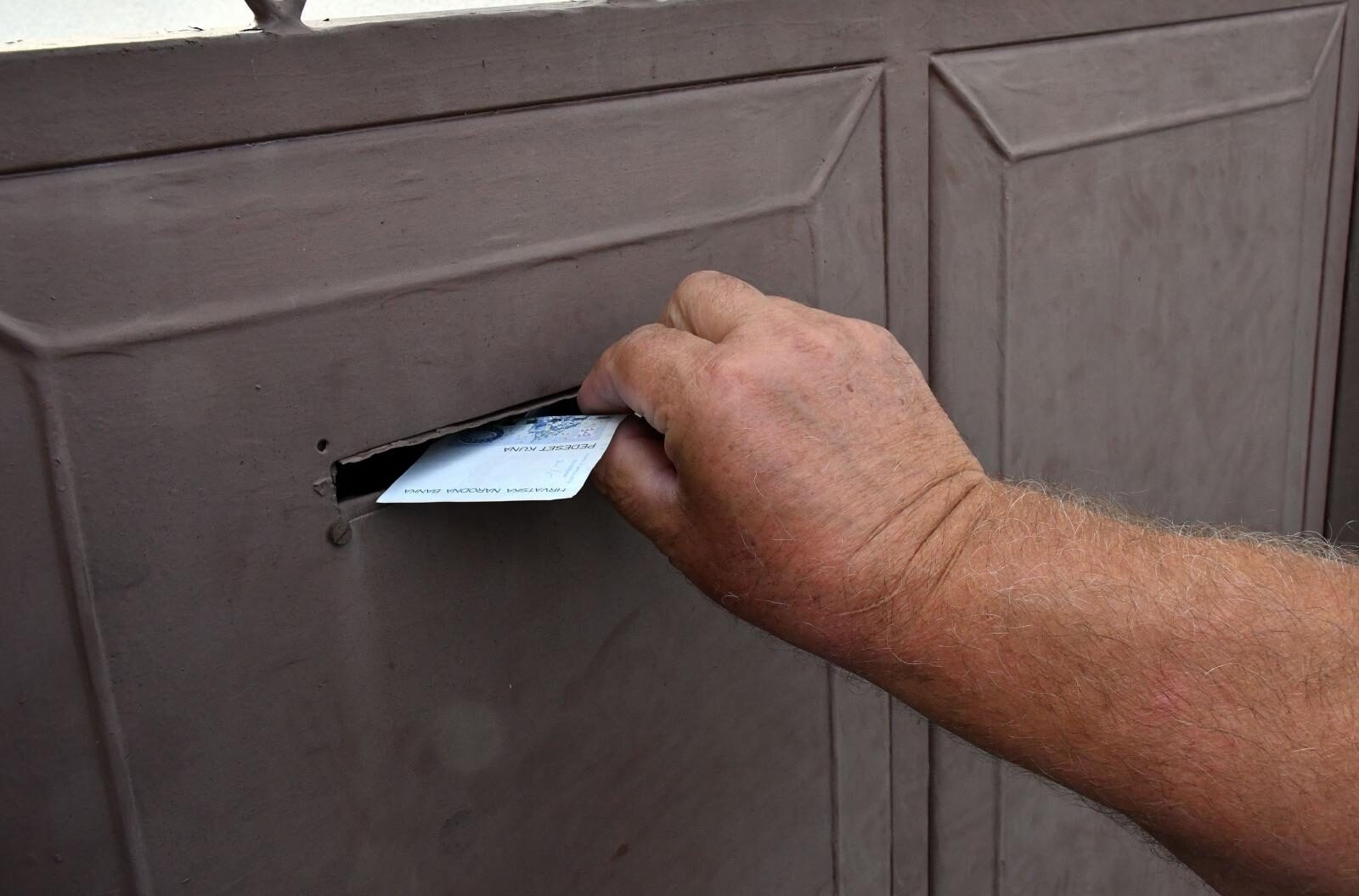 Slavonski Brod: Pnudio jabuke prolaznicima uz natpis - 