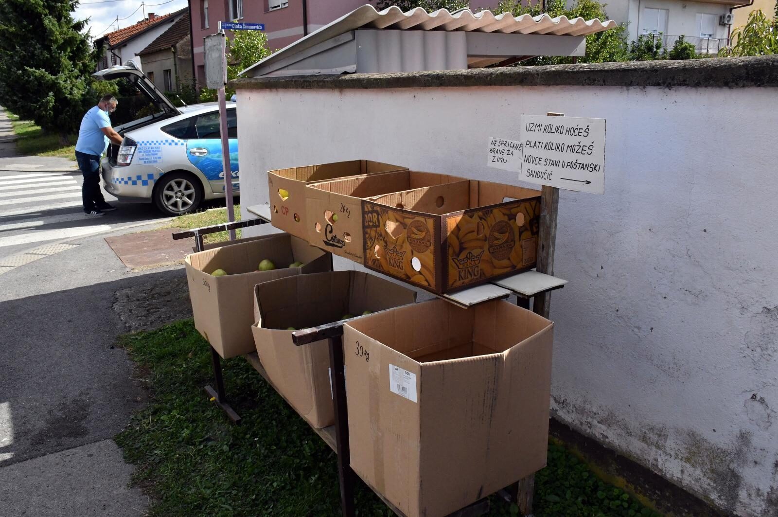 Slavonski Brod: Pnudio jabuke prolaznicima uz natpis - 