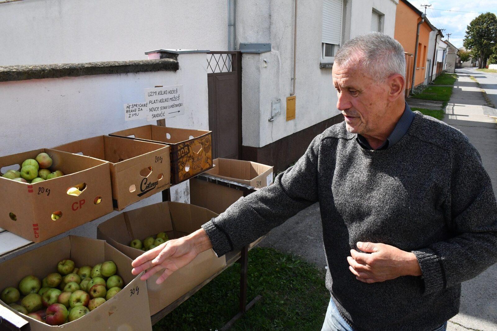 Slavonski Brod: Pnudio jabuke prolaznicima uz natpis - 