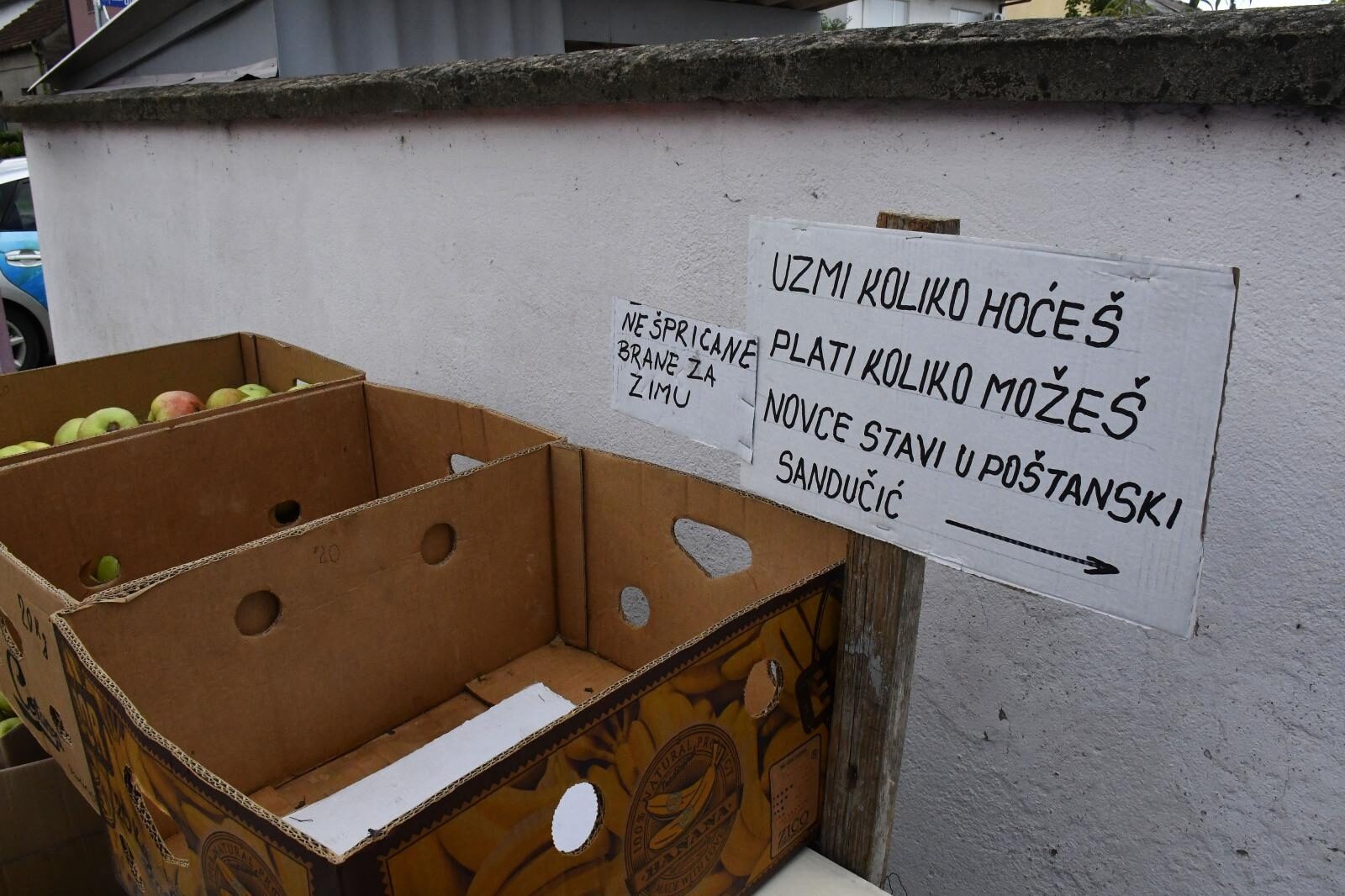Slavonski Brod: Pnudio jabuke prolaznicima uz natpis - 