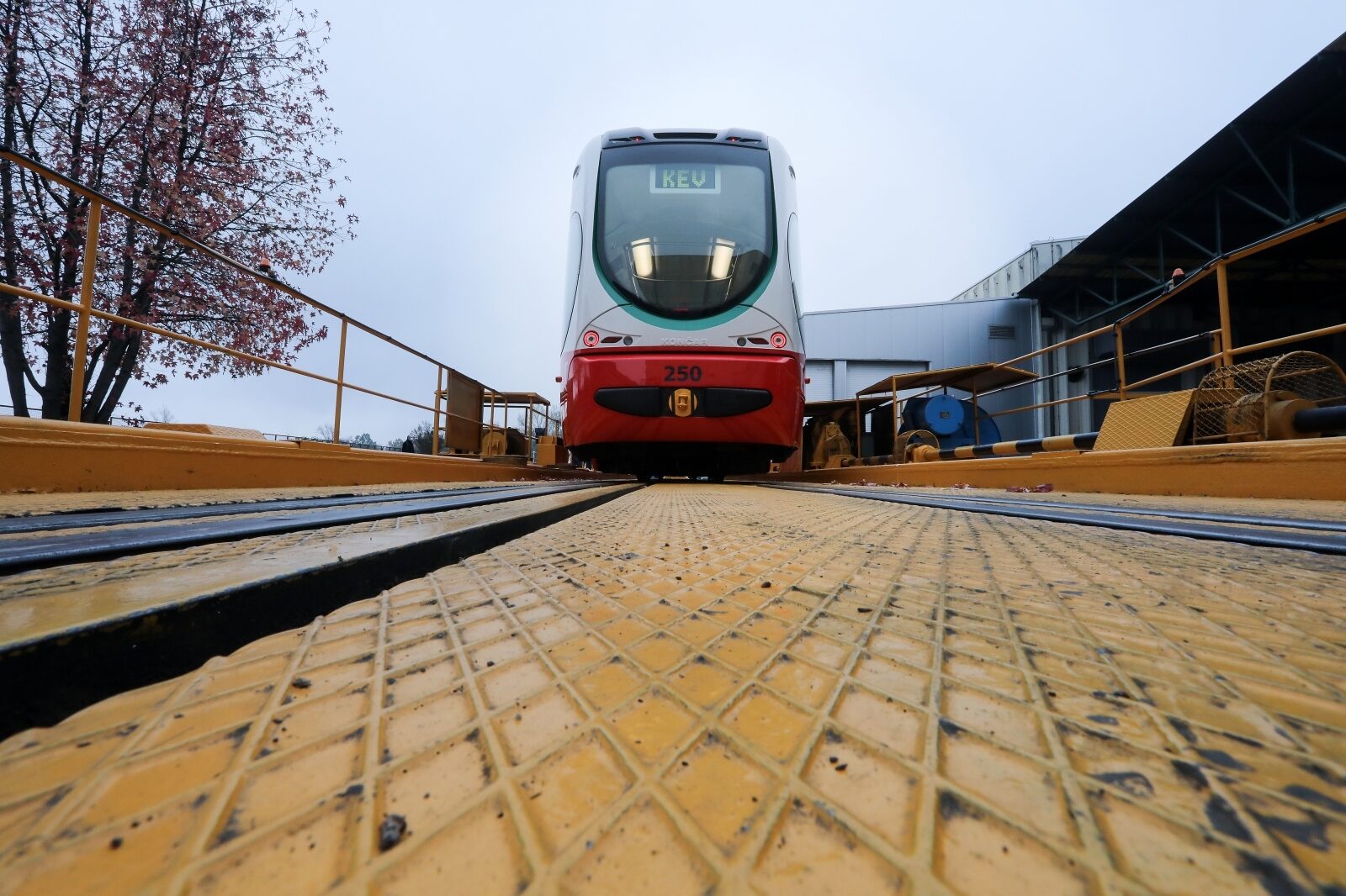 Zagreb: Končar isporučio prvi od šest niskopodnih tramvaja za Republiku Latviju