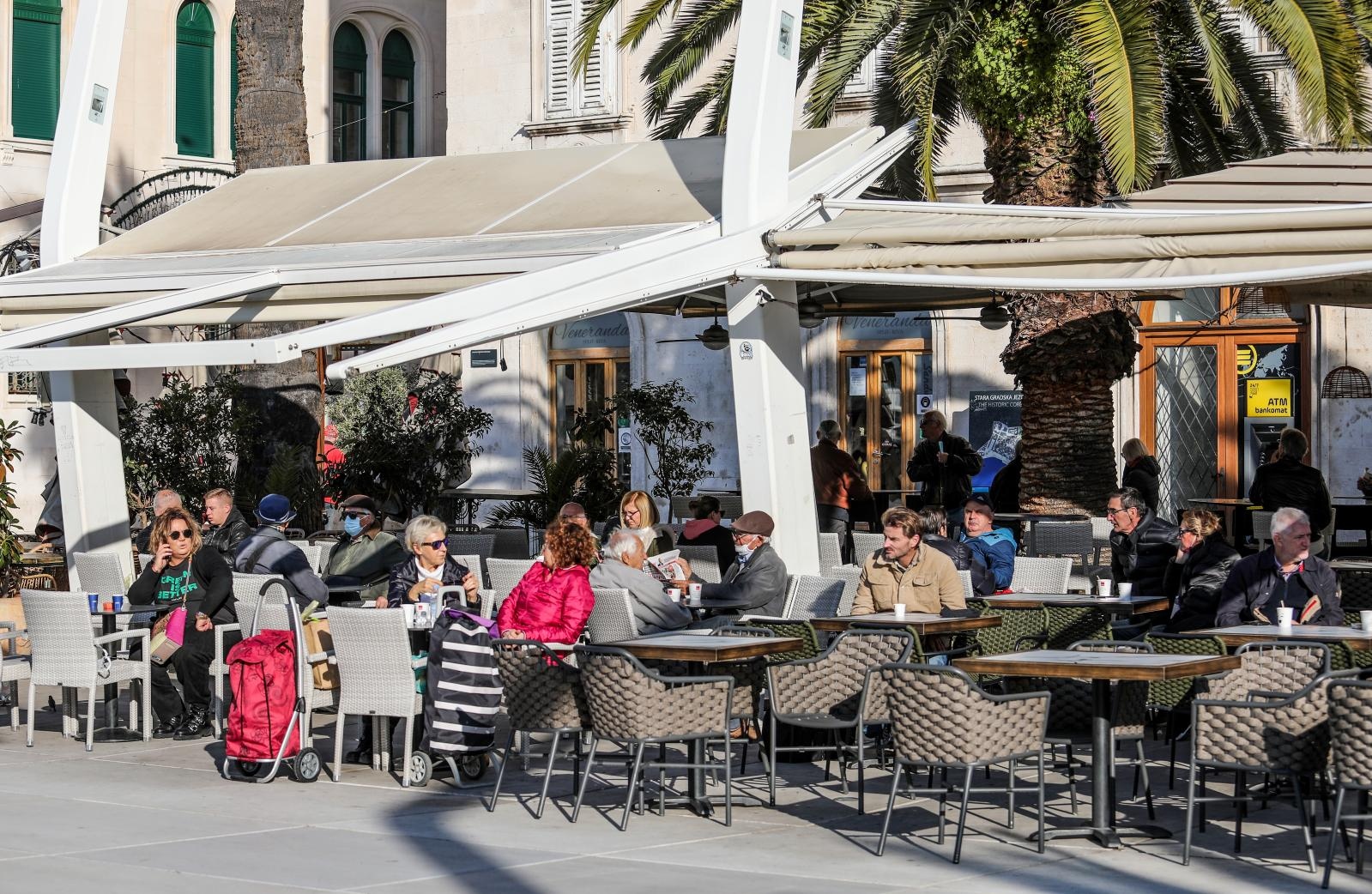 Split: Građani s kavom za van sjeli na terase zatvorenih lokala i uživali na suncu